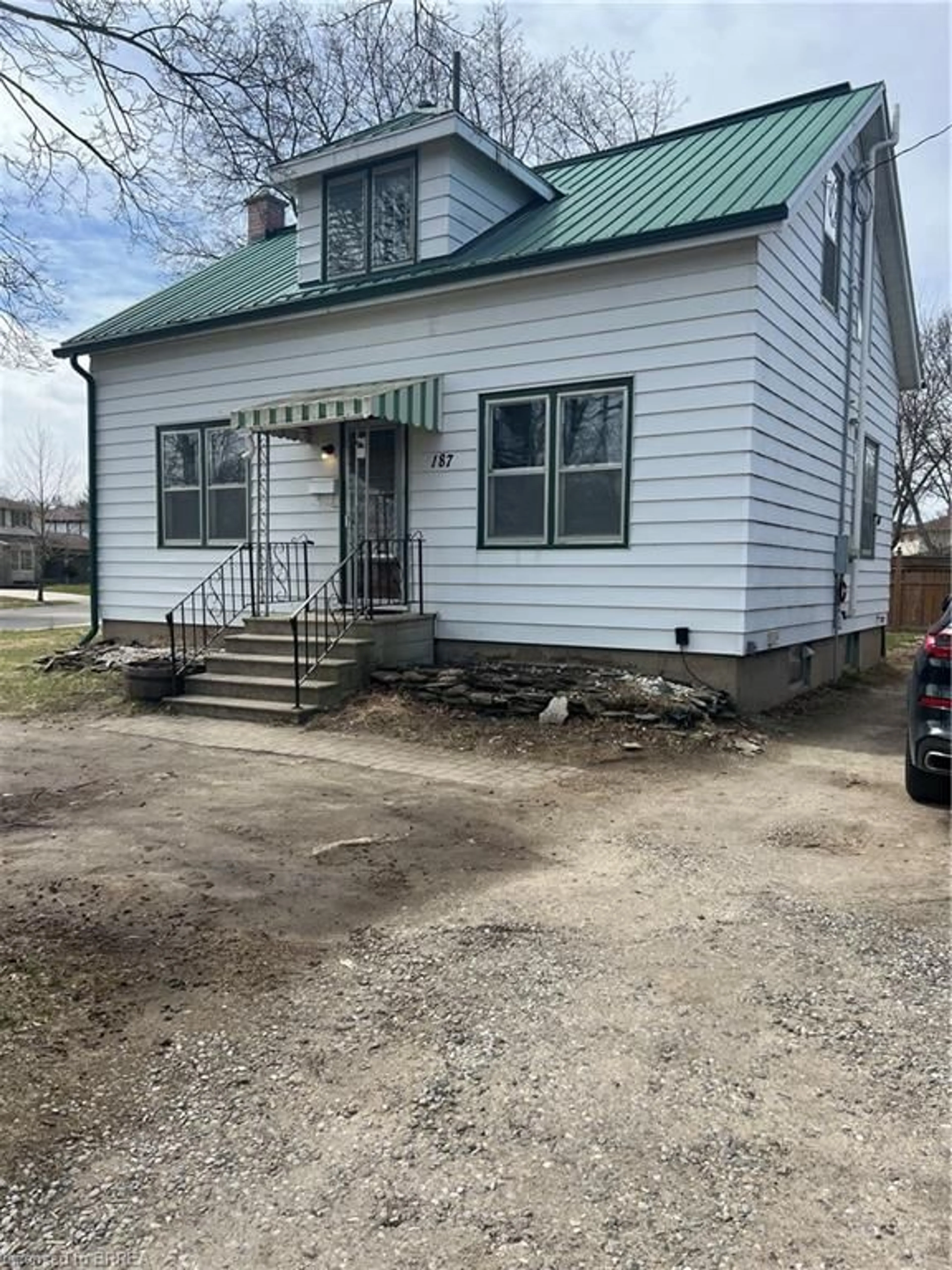 A pic from outside/outdoor area/front of a property/back of a property/a pic from drone, building for 187 Mount Pleasant St, Brantford Ontario N3T 1T6