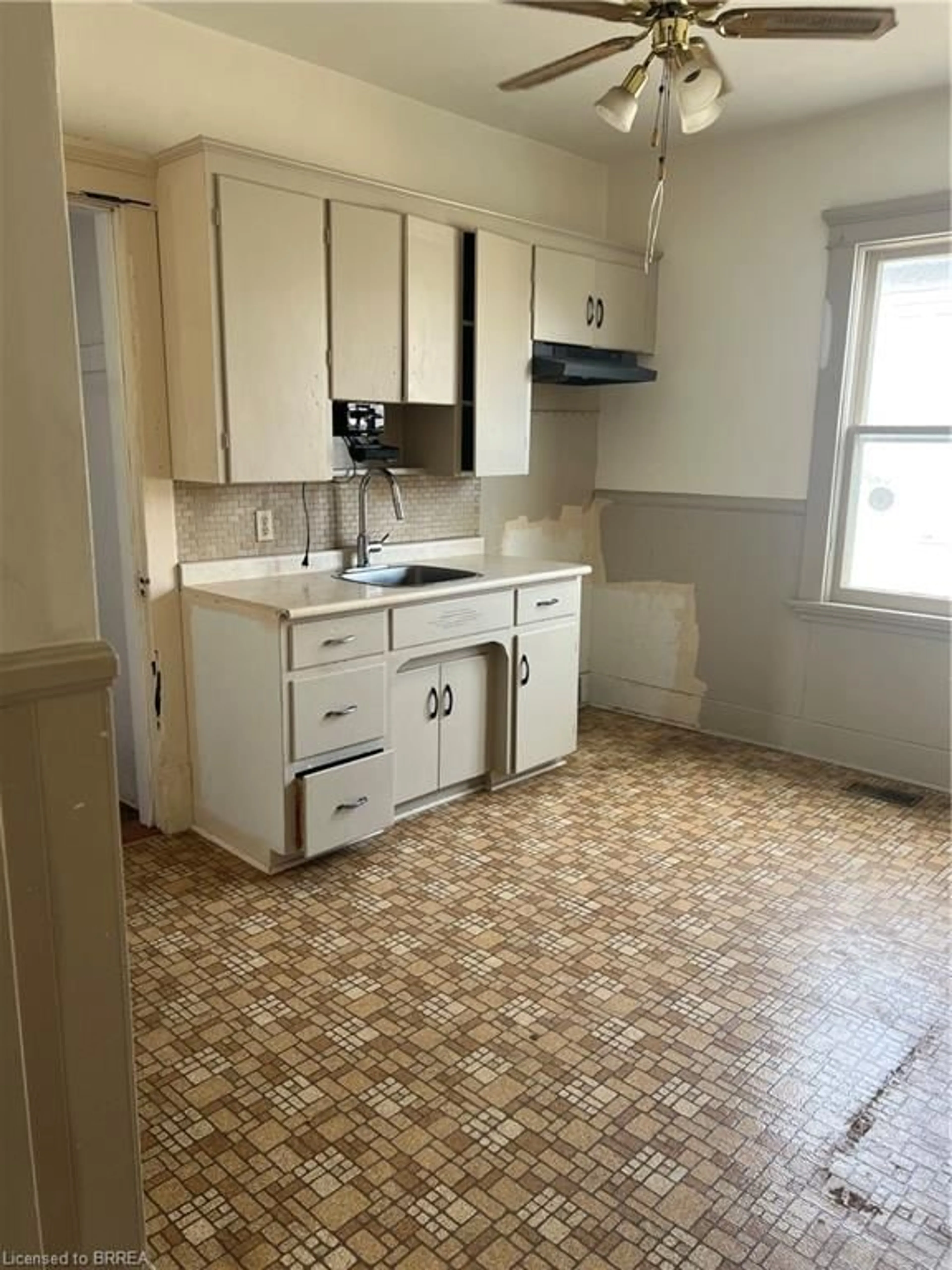 Standard kitchen, unknown for 187 Mount Pleasant St, Brantford Ontario N3T 1T6