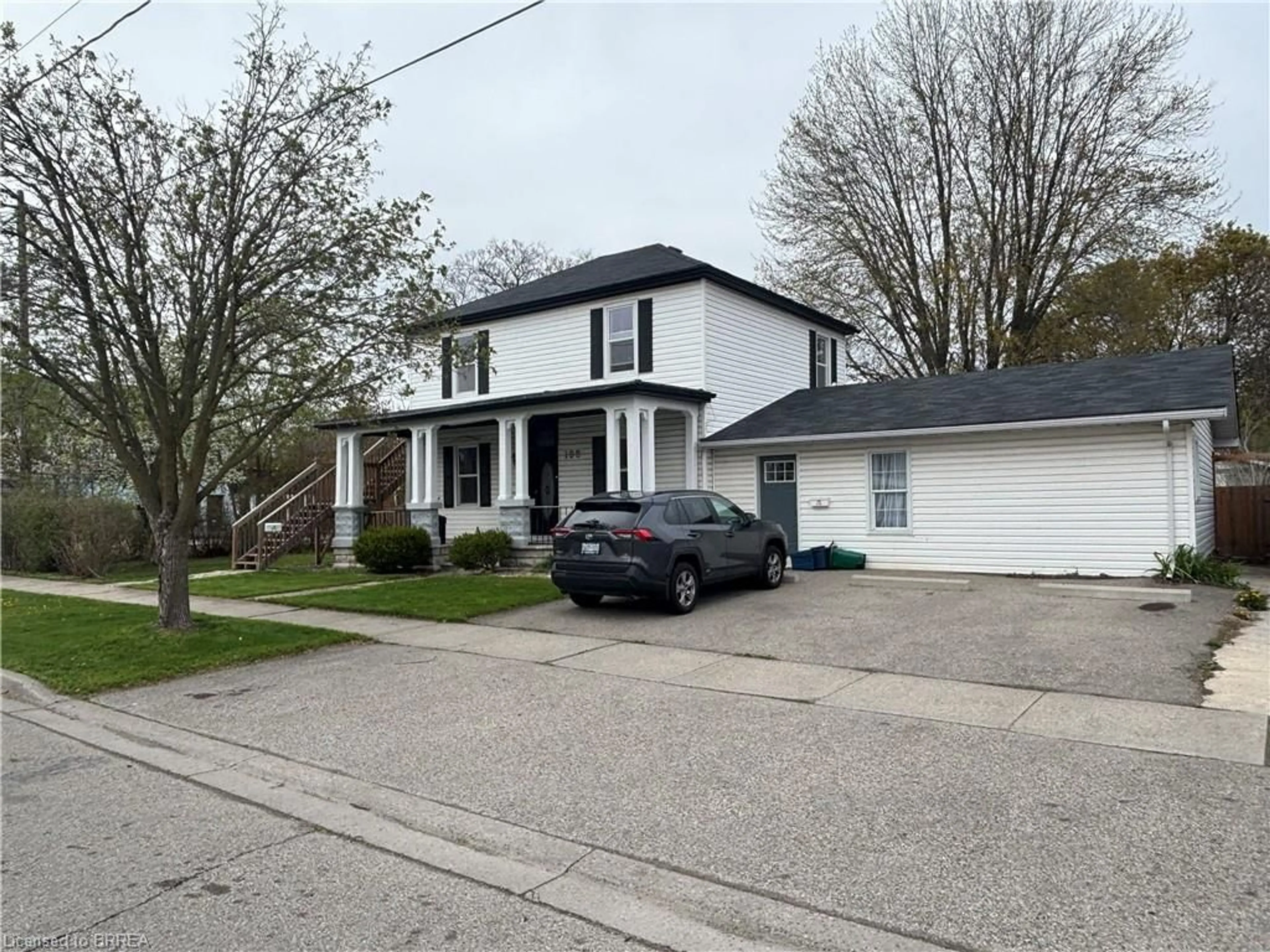 A pic from outside/outdoor area/front of a property/back of a property/a pic from drone, street for 196 Marlborough St, Brantford Ontario N3T 4T1