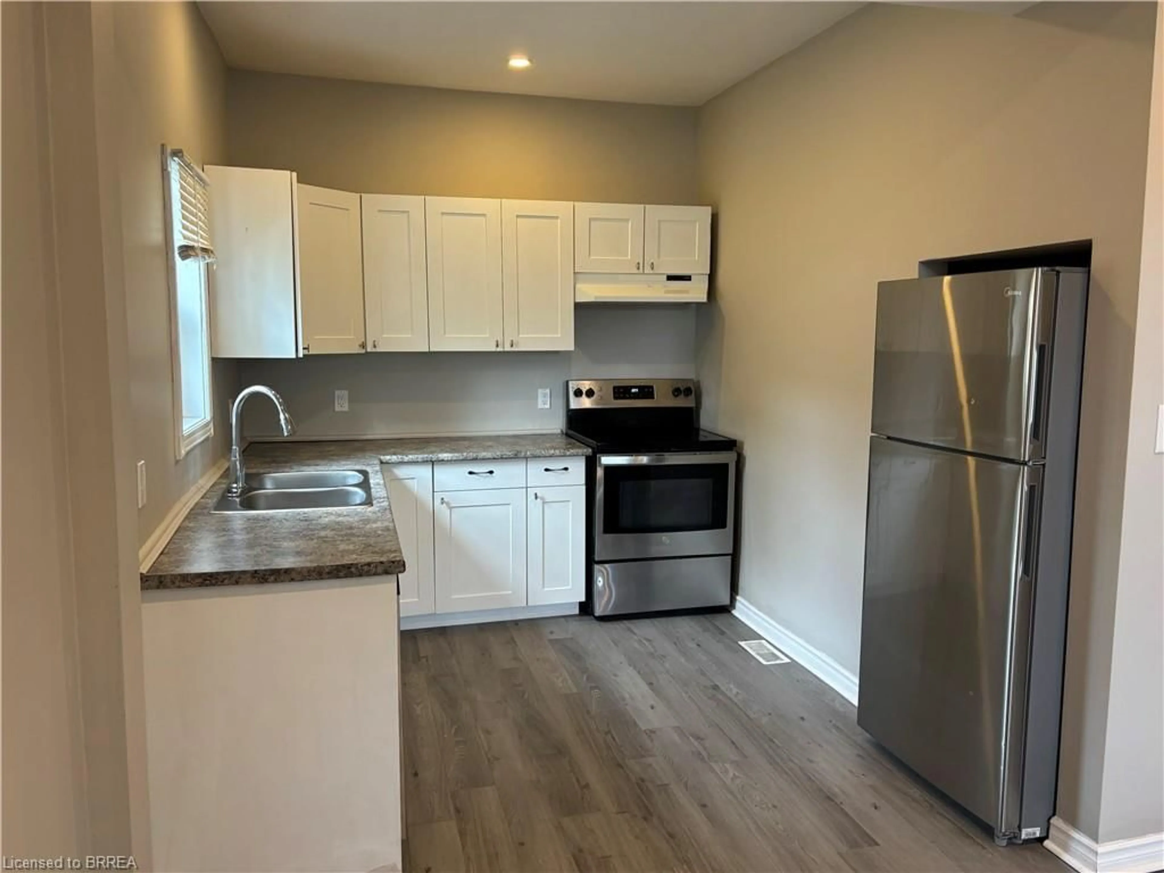 Standard kitchen, unknown for 196 Marlborough St, Brantford Ontario N3T 4T1
