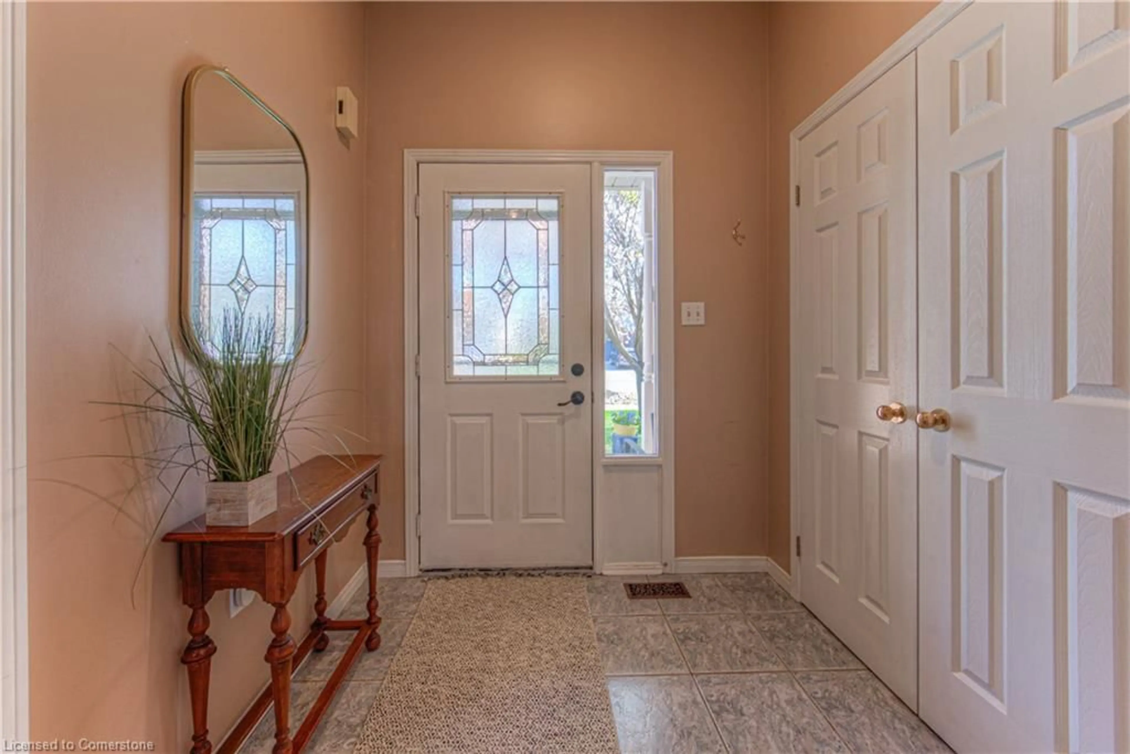 Indoor entryway for 1330 Blanshard Dr, Burlington Ontario L7M 4S3
