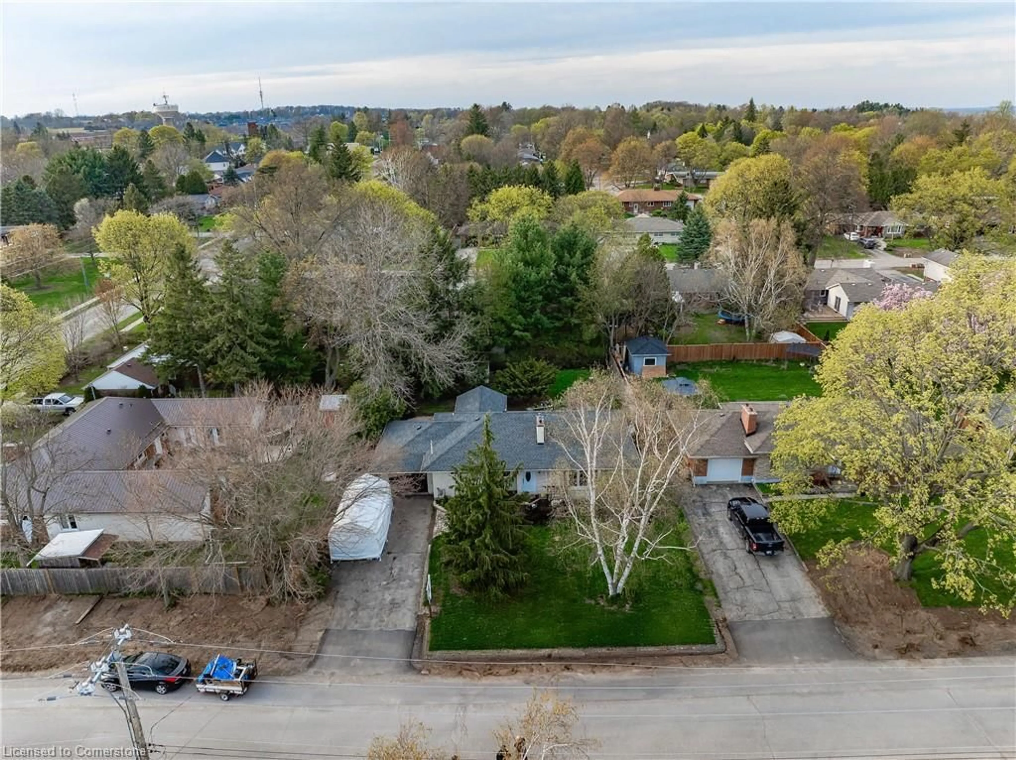 A pic from outside/outdoor area/front of a property/back of a property/a pic from drone, street for 42 Strathcona Dr, Fonthill Ontario L0S 1E0