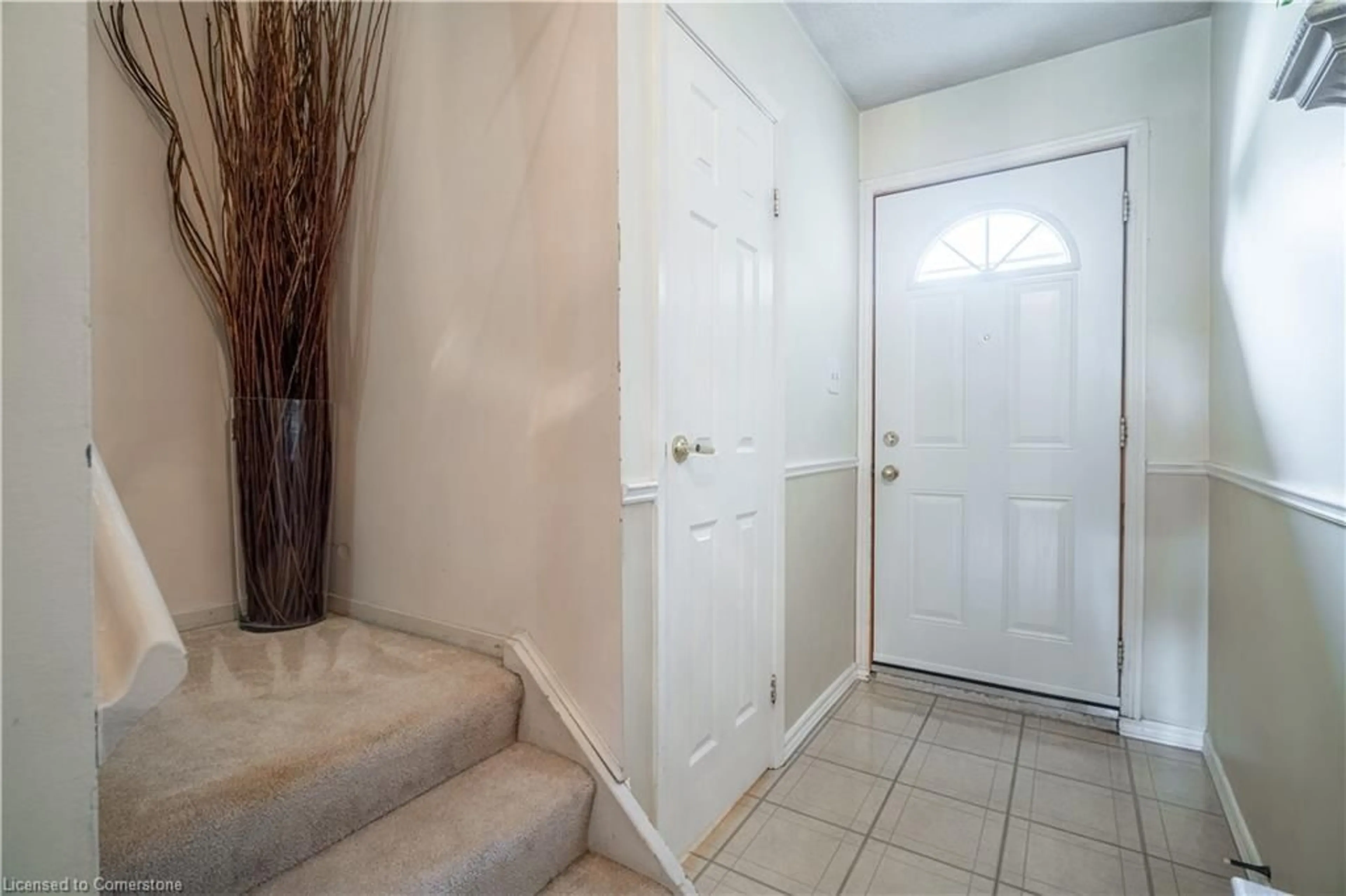 Indoor entryway for 1420 Garth St #46, Hamilton Ontario L9B 1R6