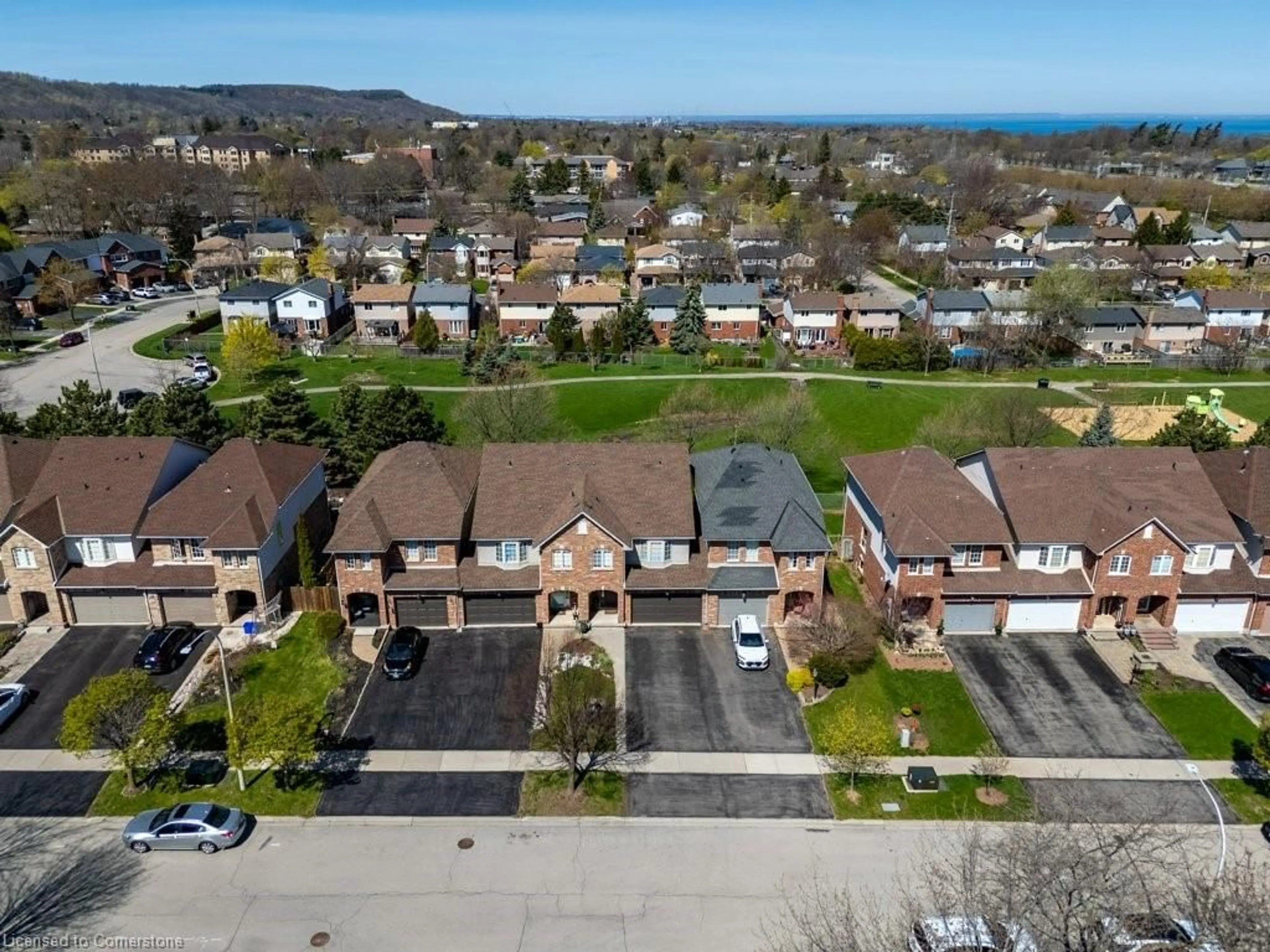 A pic from outside/outdoor area/front of a property/back of a property/a pic from drone, street for 25 Arrowhead Lane, Grimsby Ontario L3M 5M5