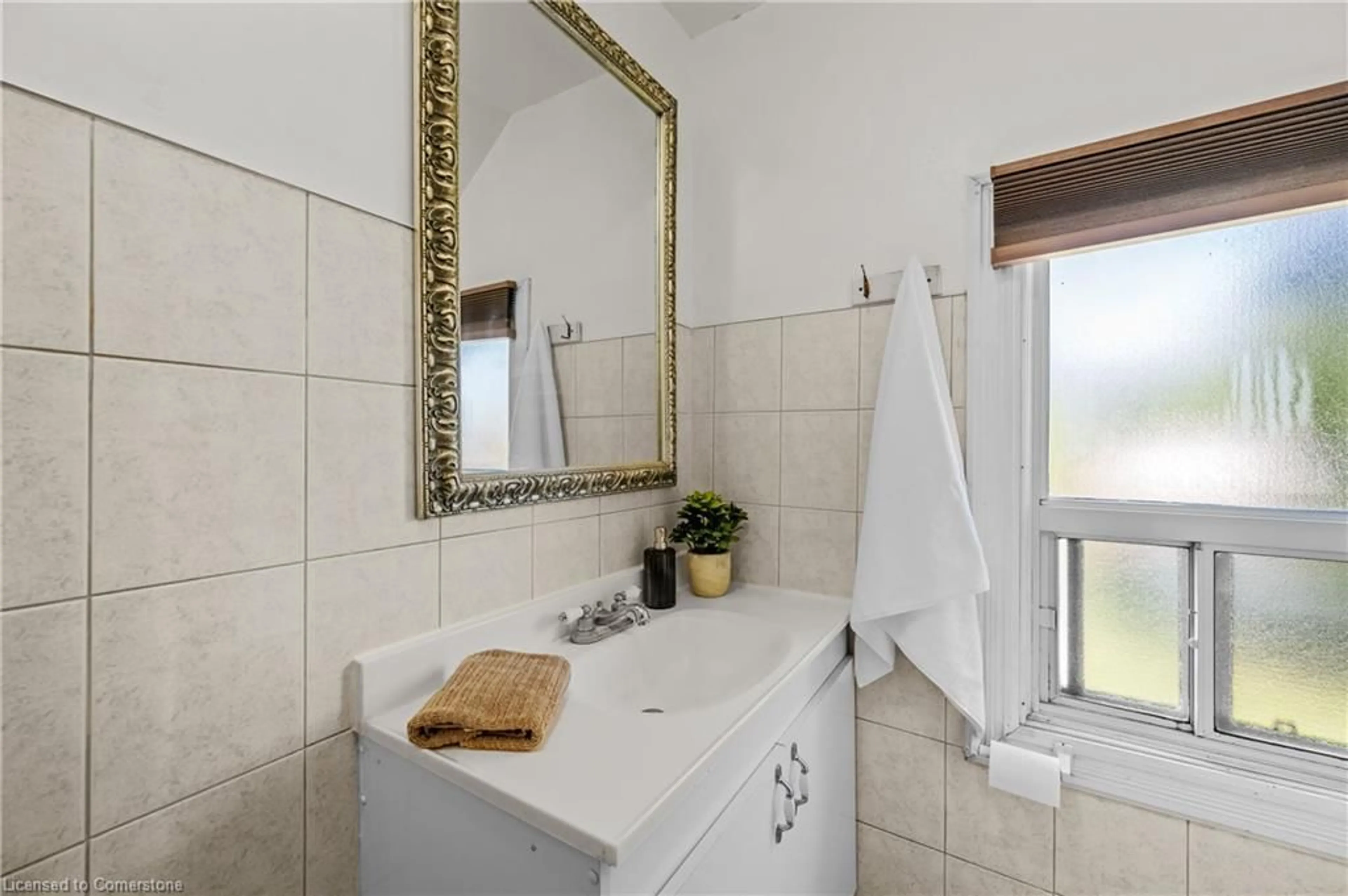 Standard bathroom, ceramic/tile floor for 434 Ferguson Ave, Hamilton Ontario L8L 4Y9