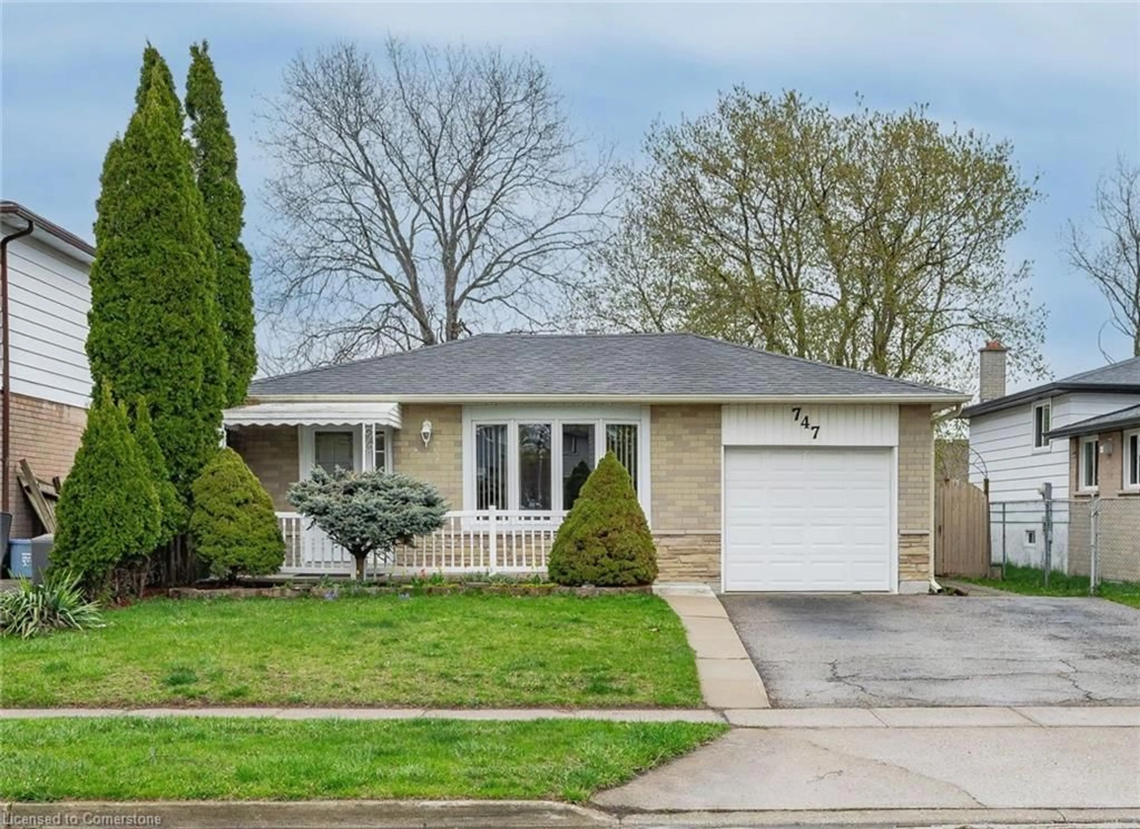 Home with vinyl exterior material, street for 747 Kummer Cres, Cambridge Ontario N3H 4Y5