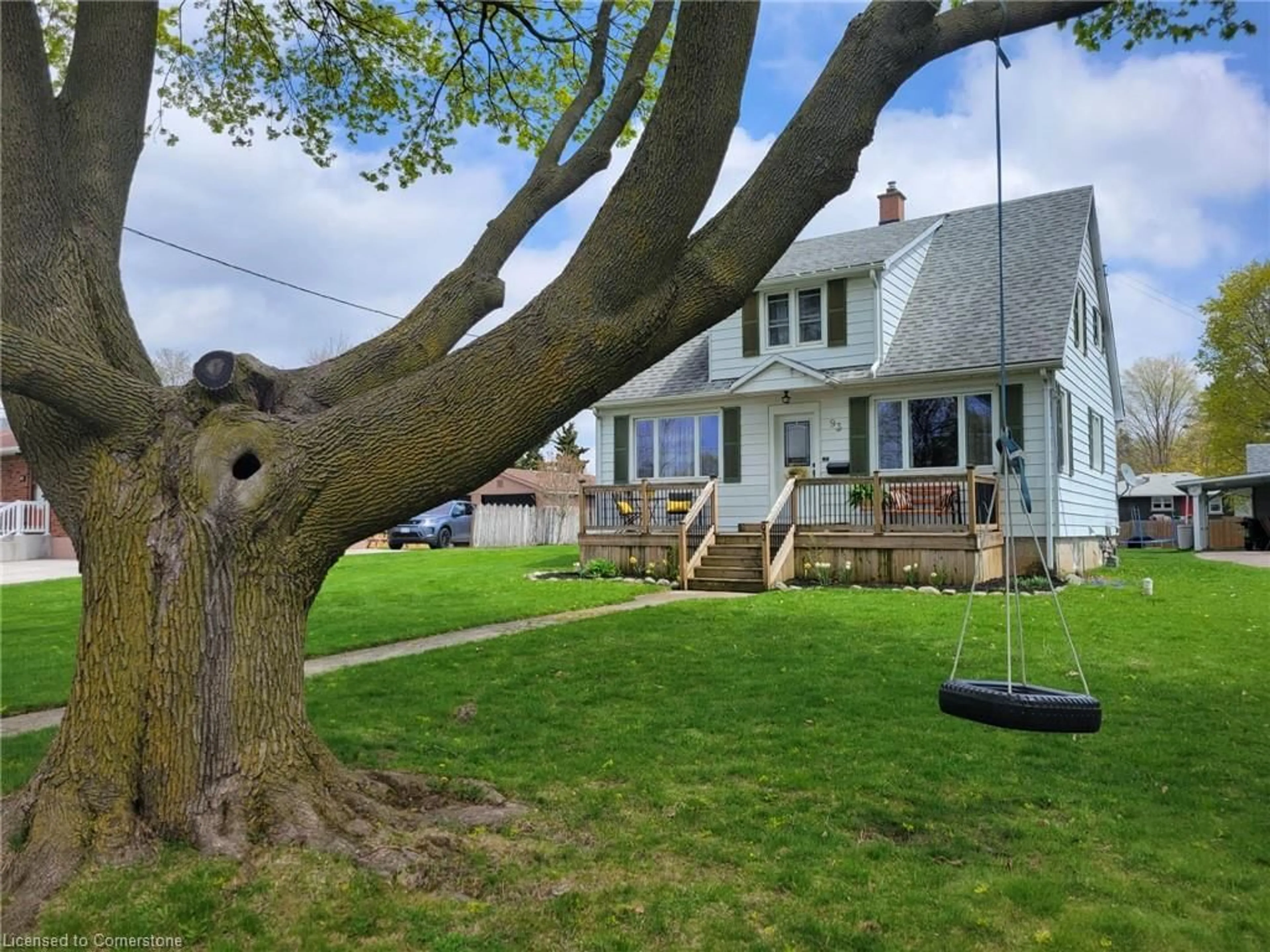 A pic from outside/outdoor area/front of a property/back of a property/a pic from drone, street for 93 Bee St, Woodstock Ontario N4S 3Z2