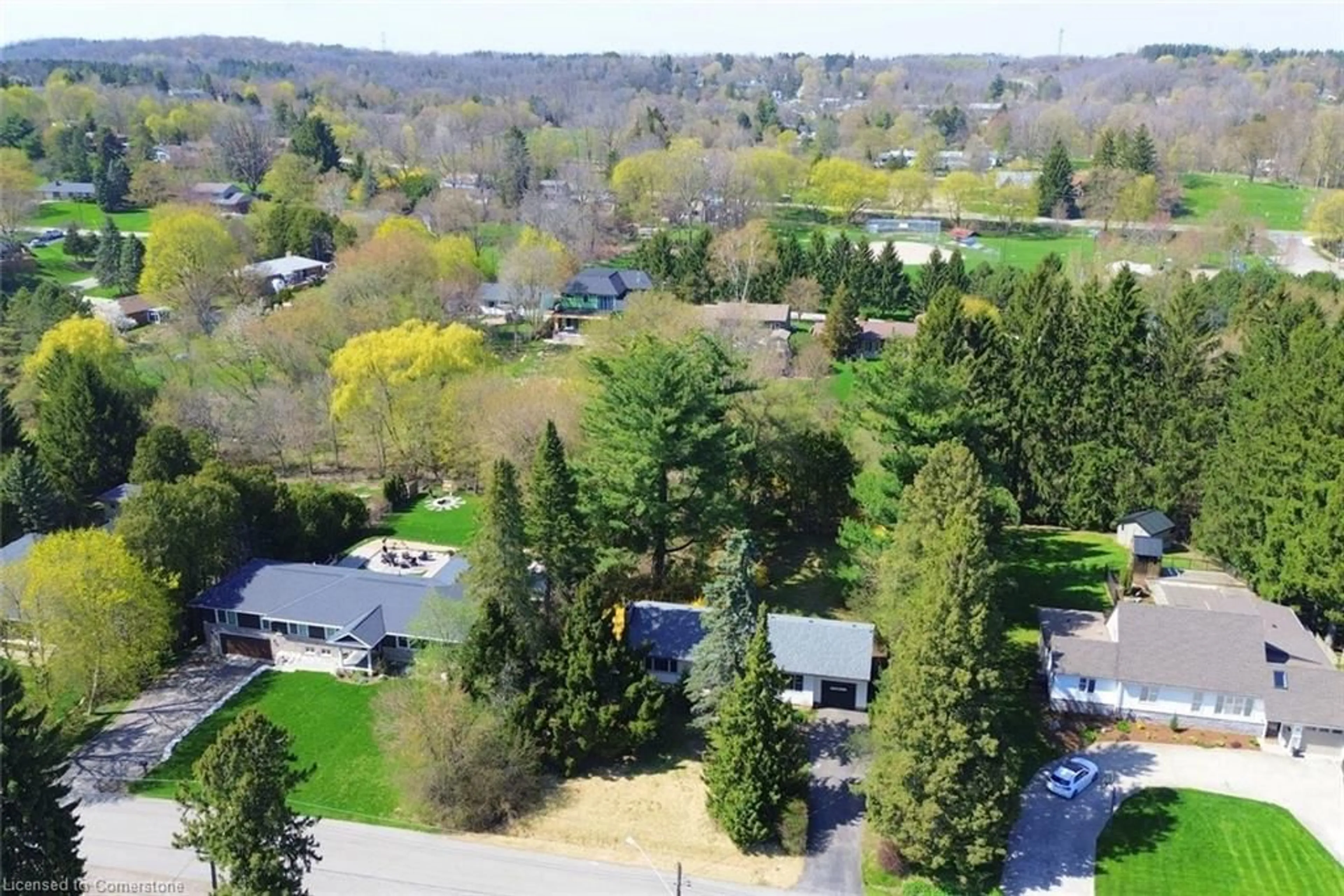 A pic from outside/outdoor area/front of a property/back of a property/a pic from drone, mountain view for 37 Webster St, Greensville Ontario L9H 4Z5
