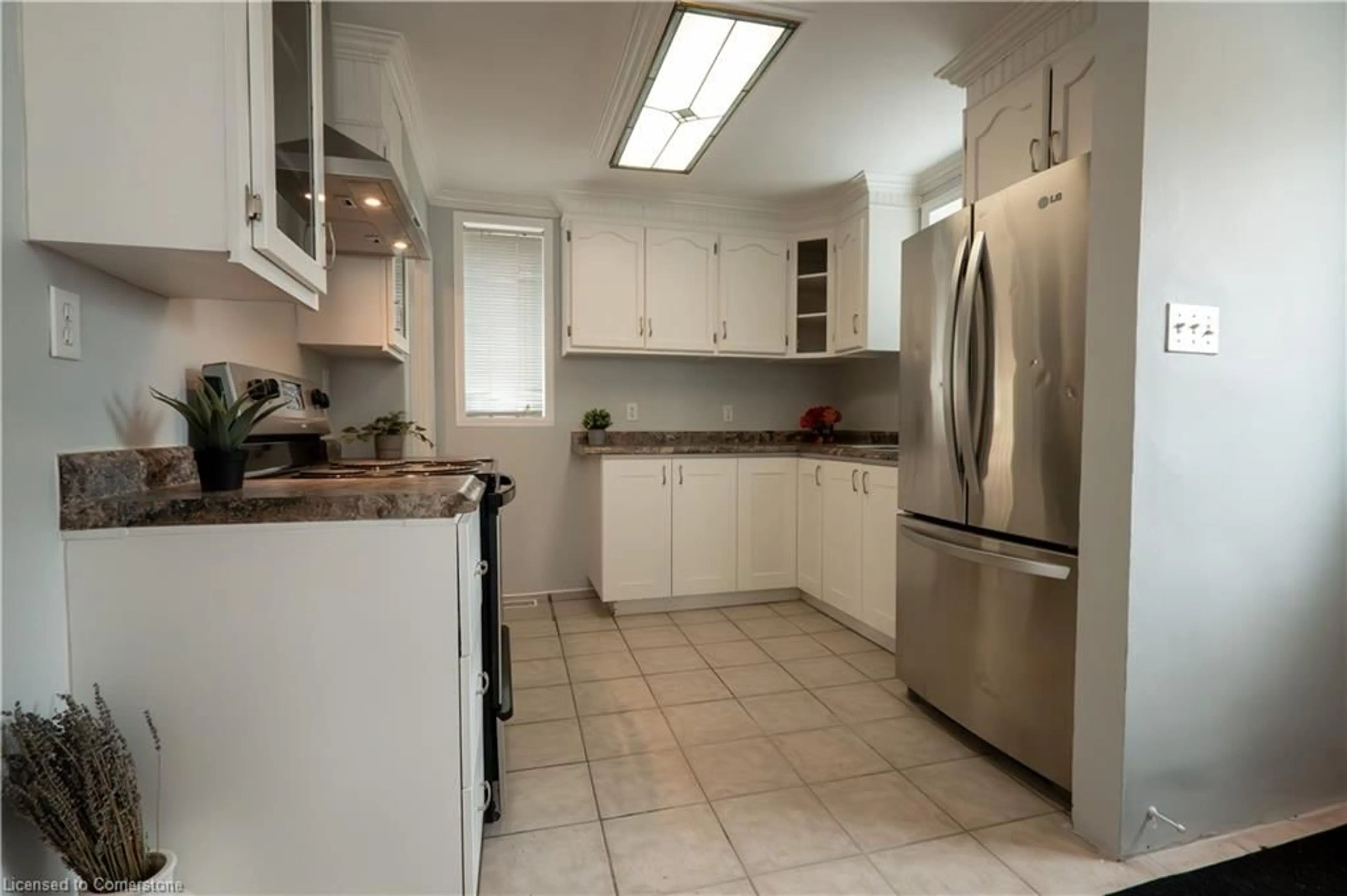 Standard kitchen, ceramic/tile floor for 263 Sydney St, Kitchener Ontario N2G 3V8