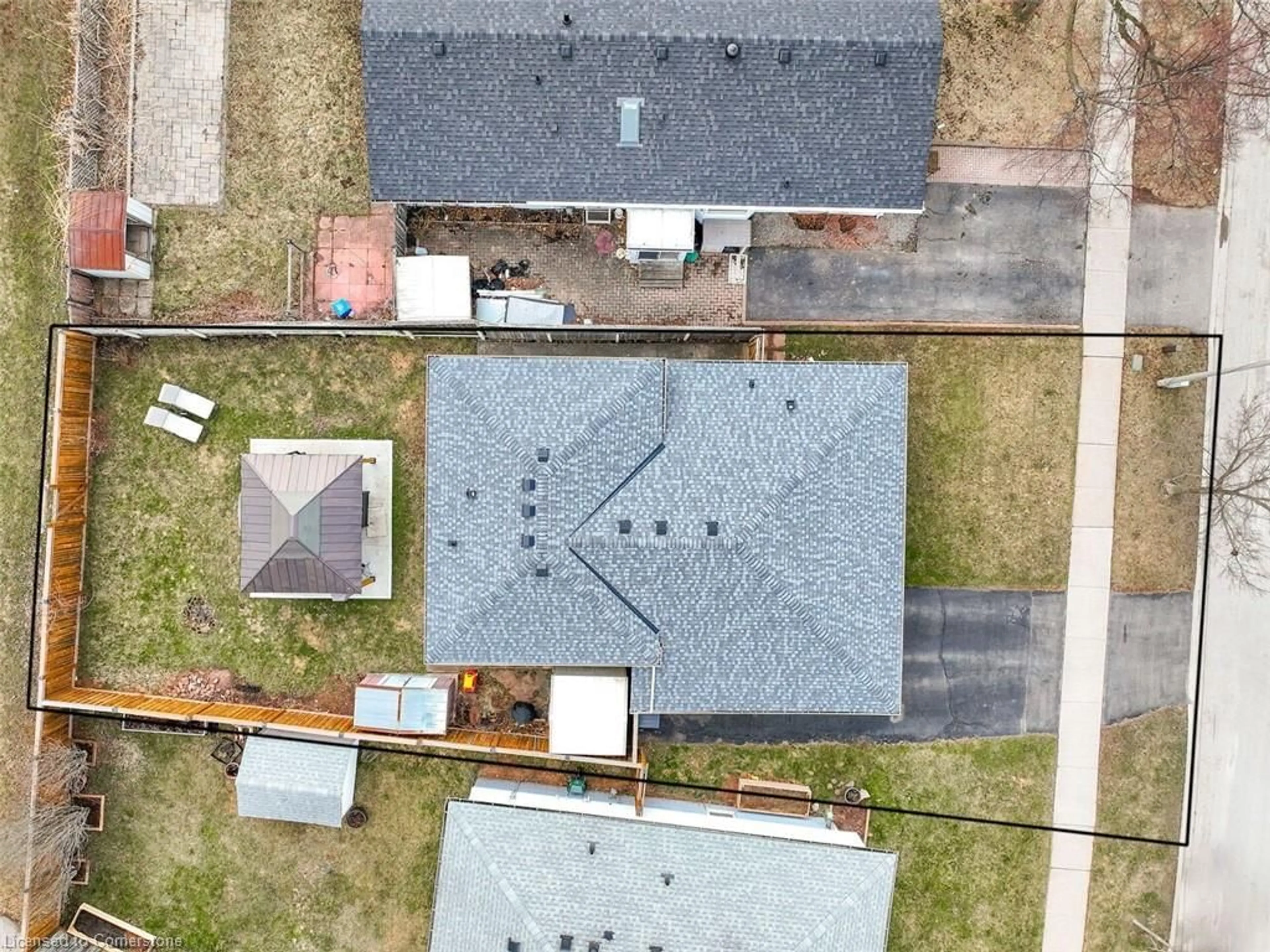 A pic from outside/outdoor area/front of a property/back of a property/a pic from drone, street for 545 Chamberlain Rd, Burlington Ontario L7L 2V2