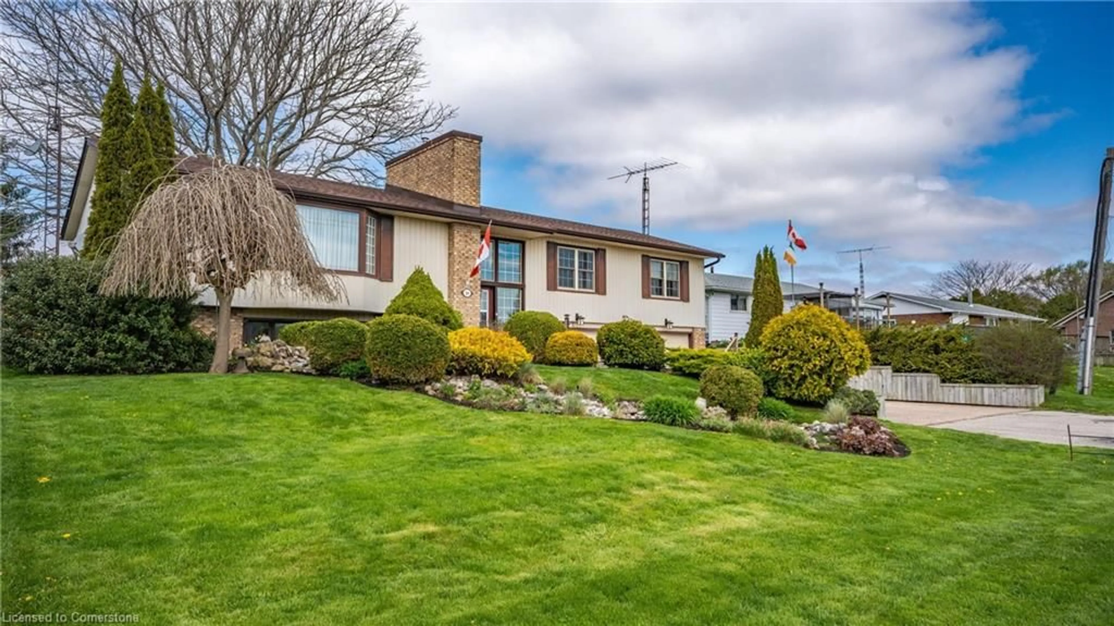 A pic from outside/outdoor area/front of a property/back of a property/a pic from drone, unknown for 54 Bee St, Booth's Harbour Ontario N0E 1P0
