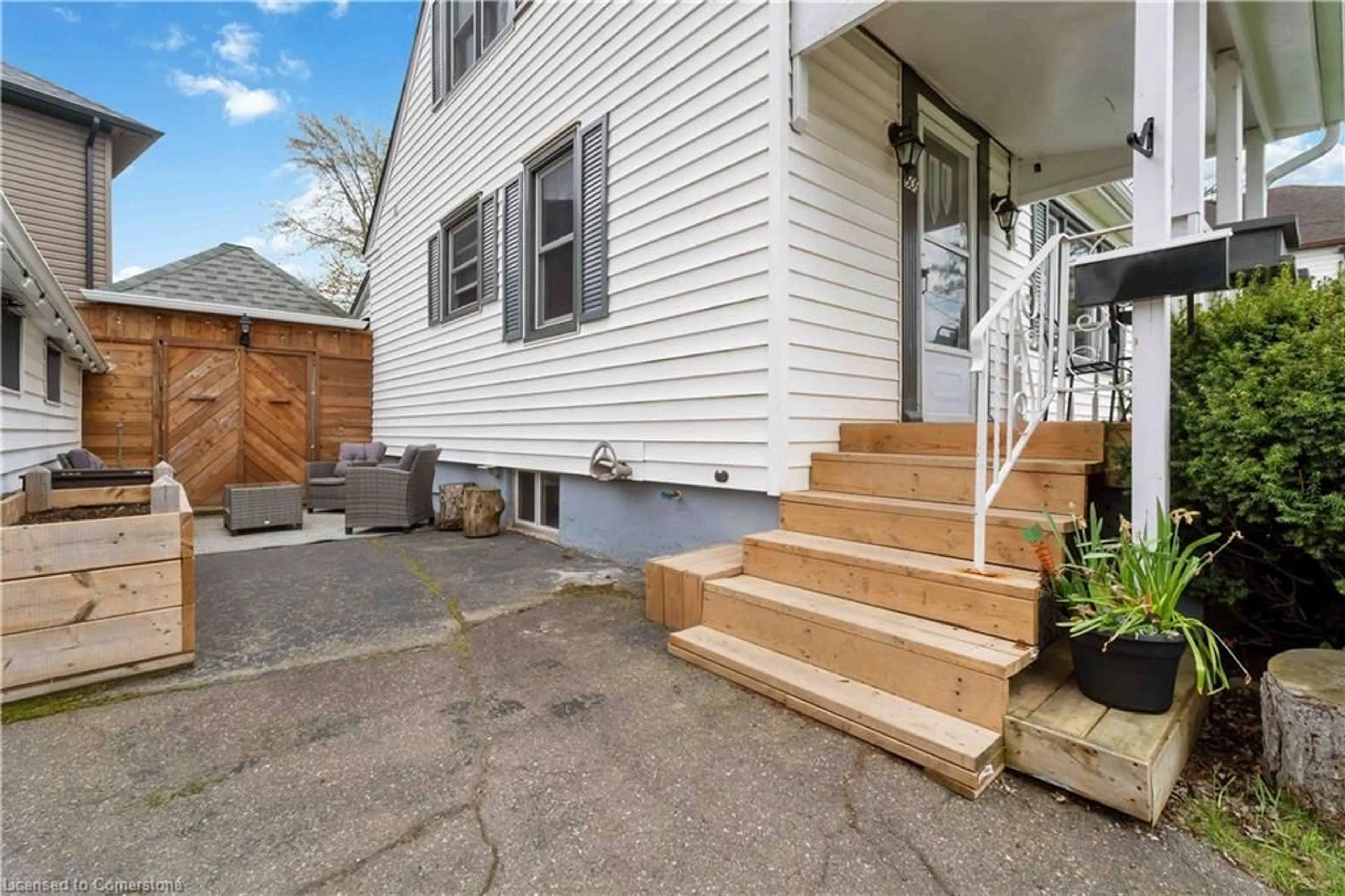Patio, street for 306 Cooper Rd, Welland Ontario L3B 2A7