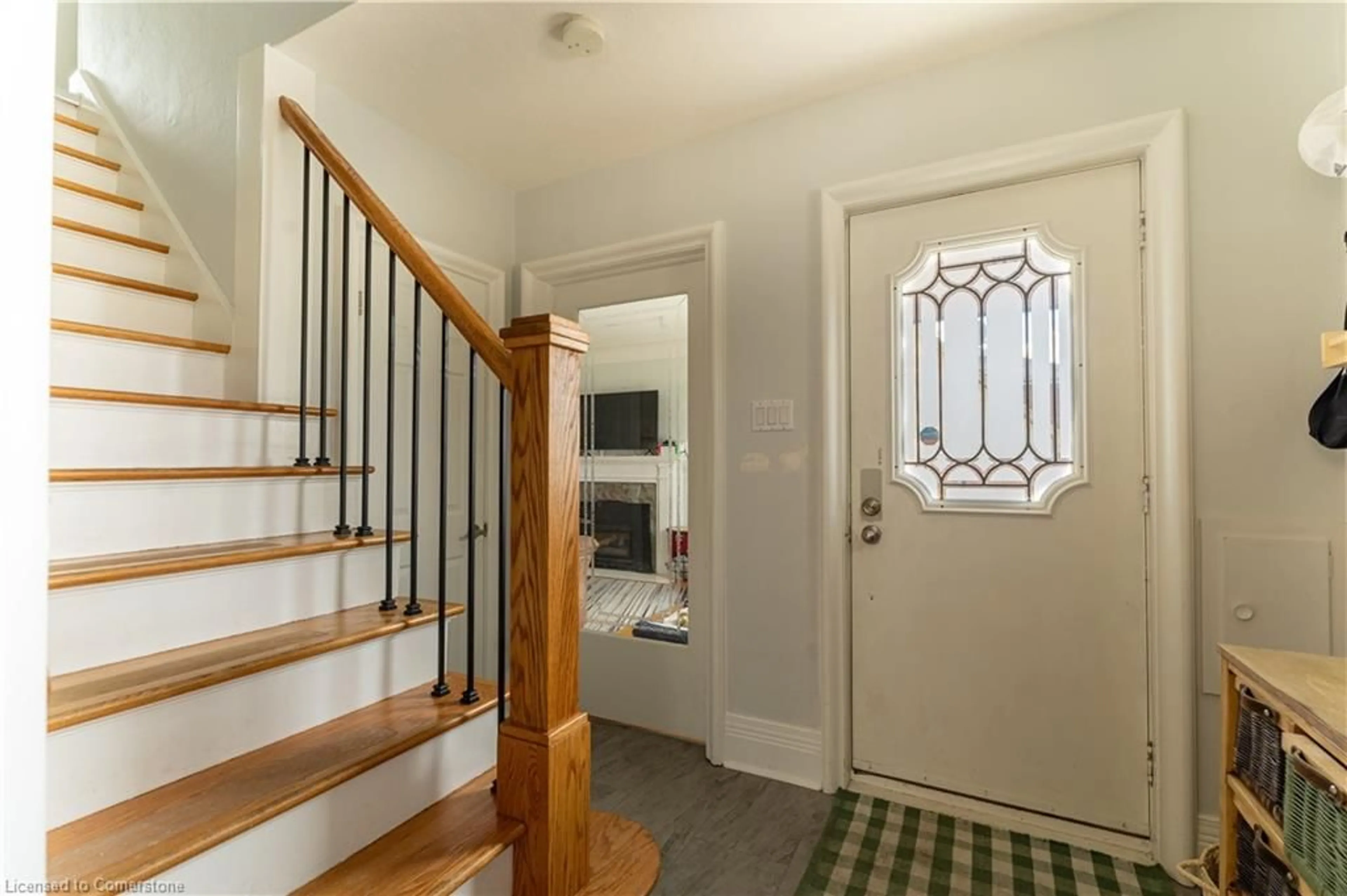 Indoor entryway for 374 Weber St, Kitchener Ontario N2H 1G5