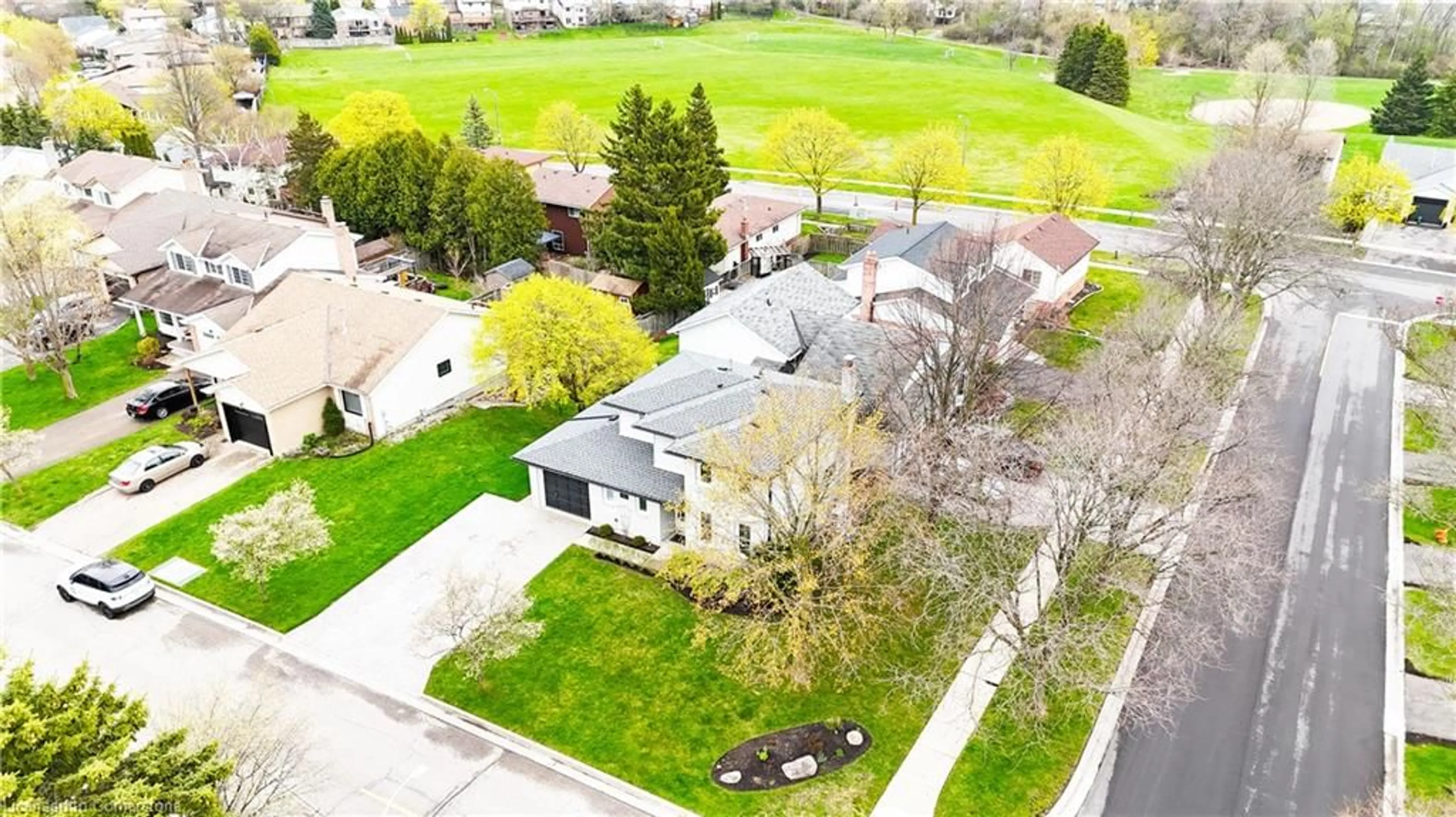 A pic from outside/outdoor area/front of a property/back of a property/a pic from drone, street for 204 Quinte Crt, Kitchener Ontario N2A 3K2