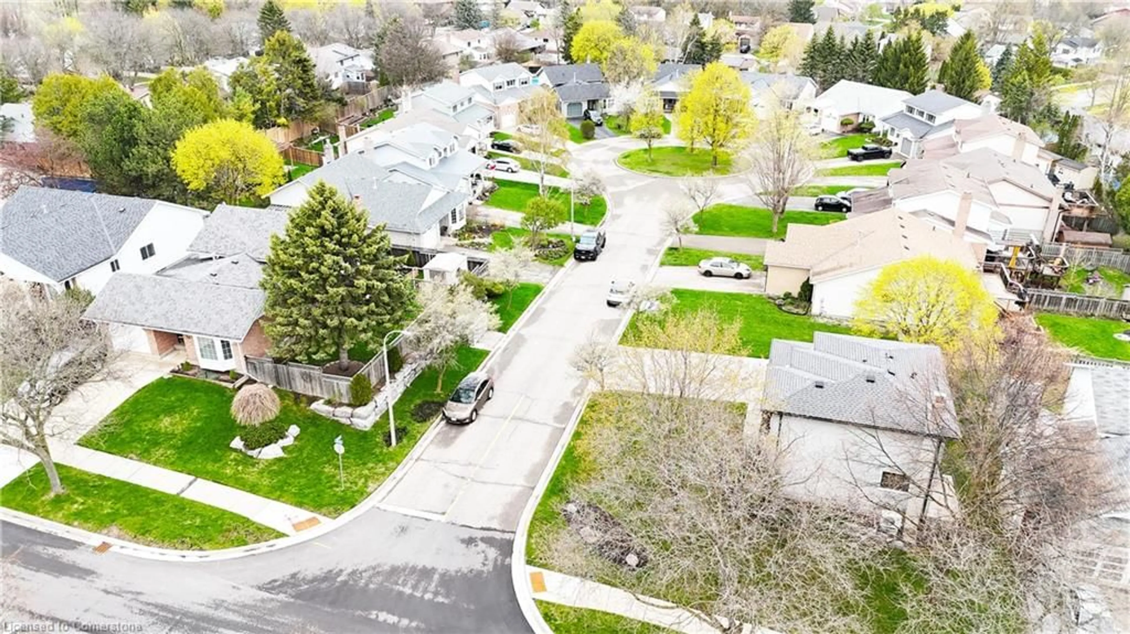 A pic from outside/outdoor area/front of a property/back of a property/a pic from drone, street for 204 Quinte Crt, Kitchener Ontario N2A 3K2