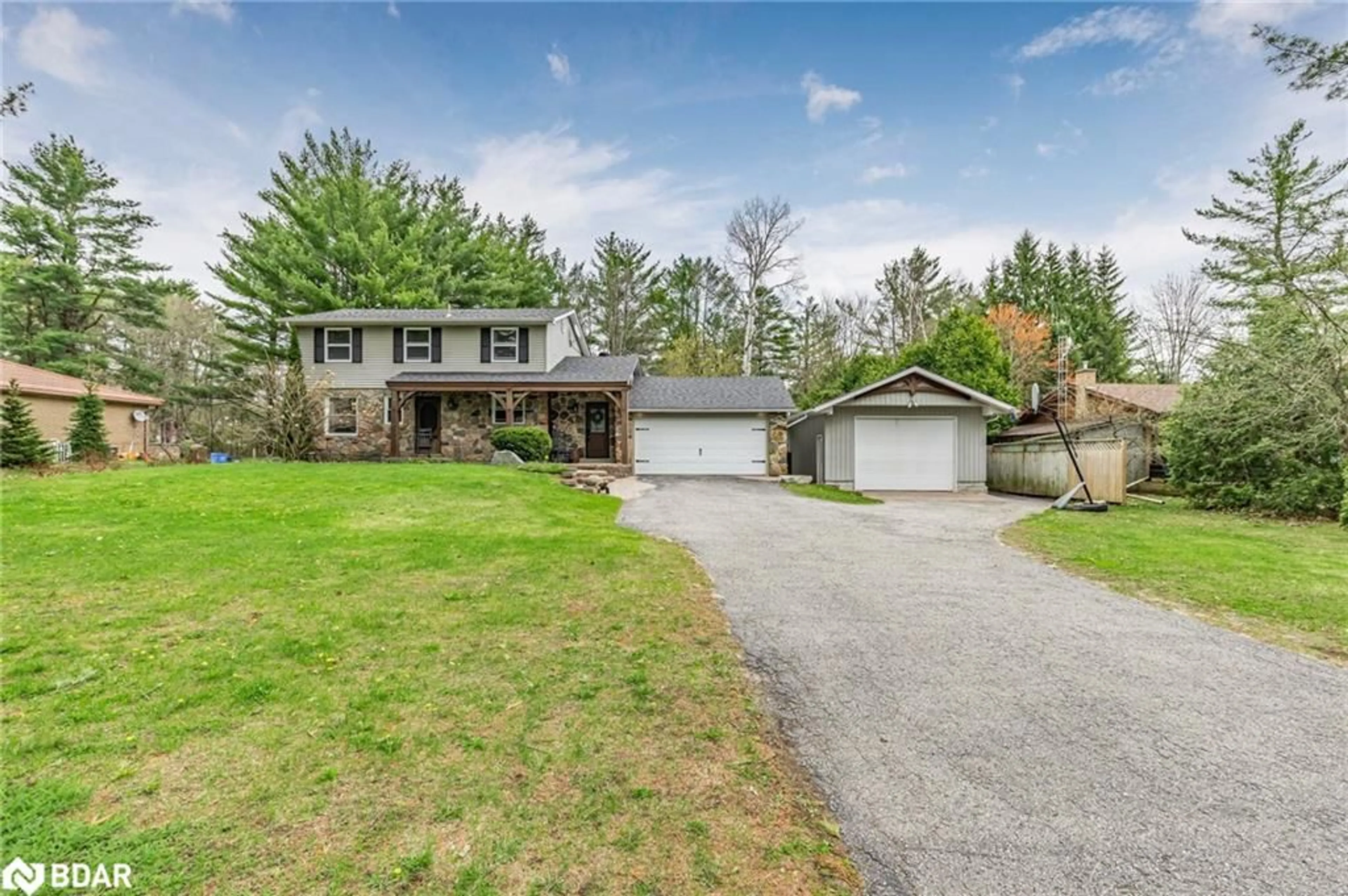 A pic from outside/outdoor area/front of a property/back of a property/a pic from drone, street for 31 Lawrence Ave, Minesing Ontario L9X 0W4