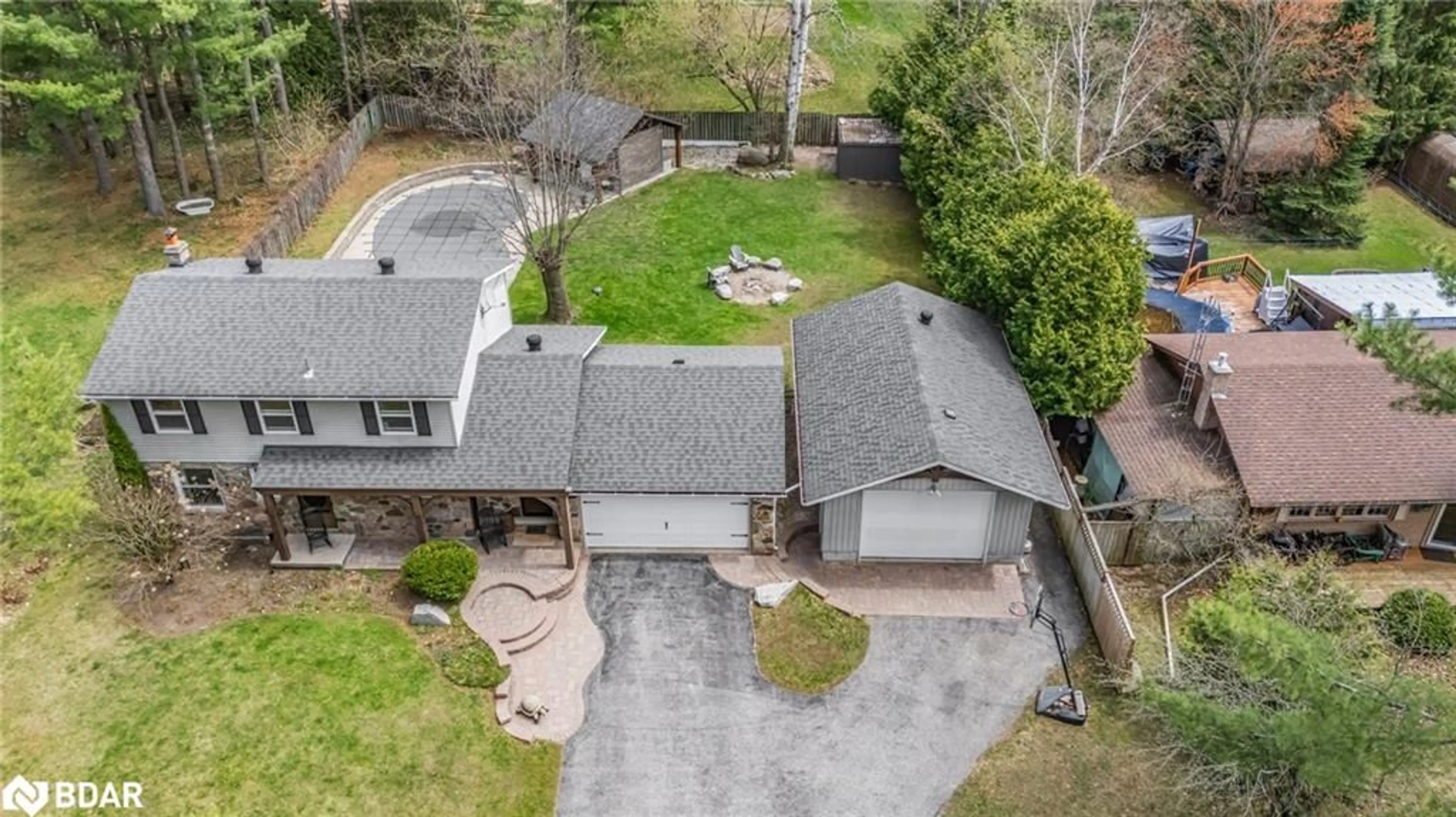 A pic from outside/outdoor area/front of a property/back of a property/a pic from drone, street for 31 Lawrence Ave, Minesing Ontario L9X 0W4