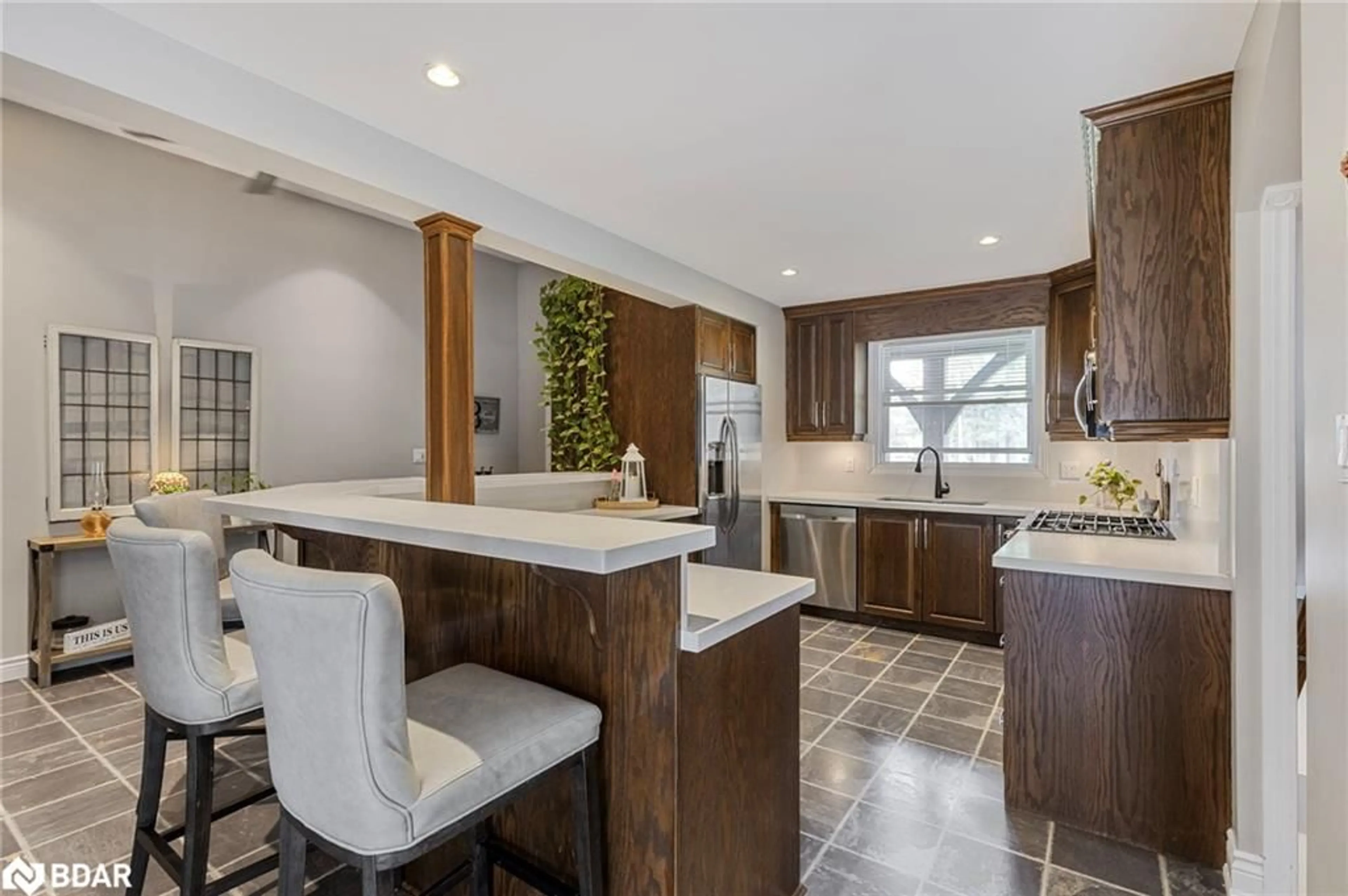 Open concept kitchen, ceramic/tile floor for 31 Lawrence Ave, Minesing Ontario L9X 0W4
