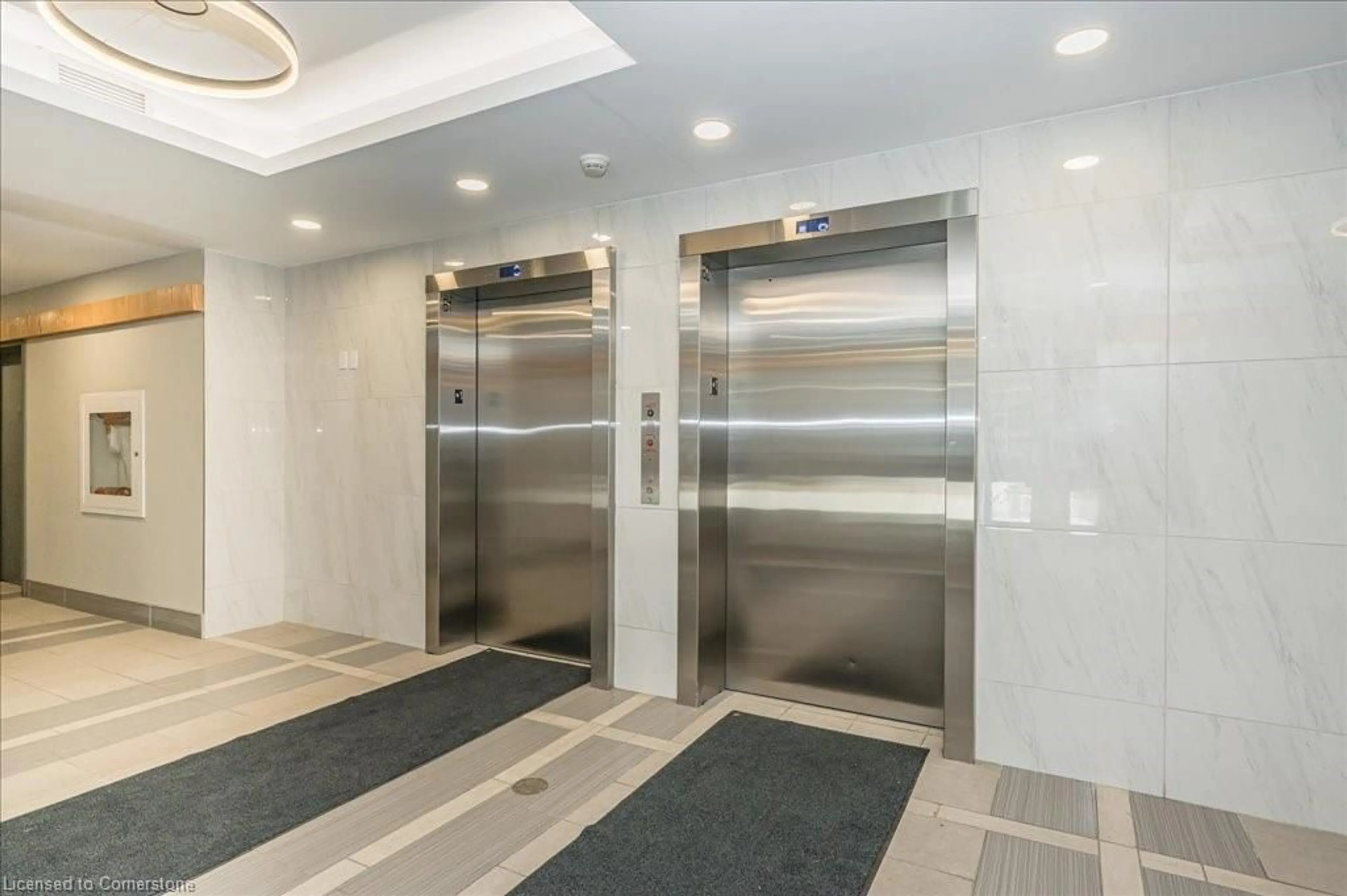 Indoor foyer for 258B Sunview St #2103, Waterloo Ontario N2L 0H7