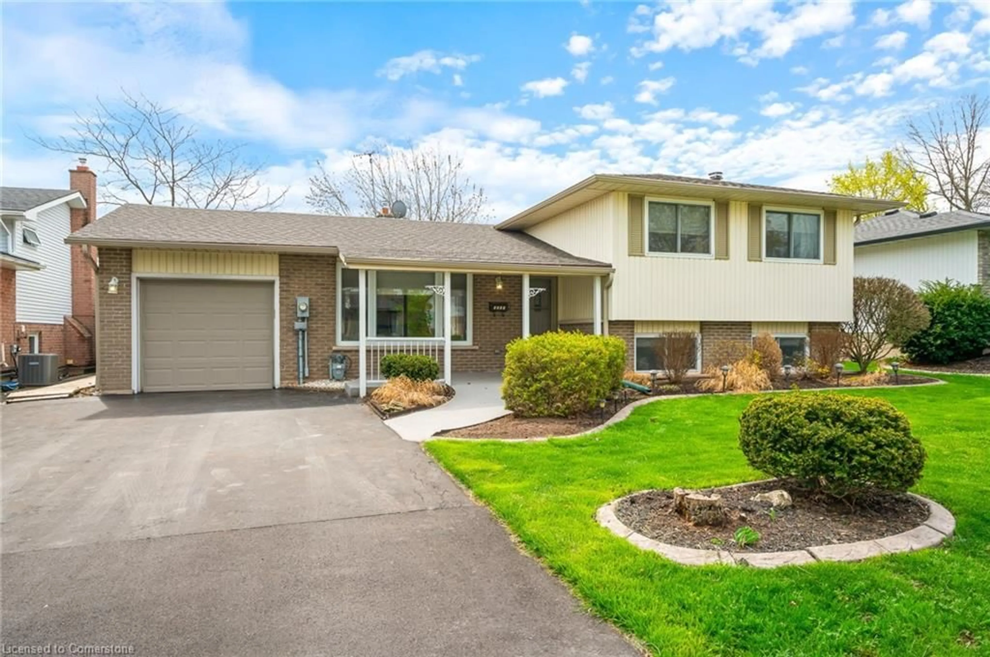 Home with vinyl exterior material, street for 5066 Friesen Blvd, Lincoln Ontario L0R 1B5
