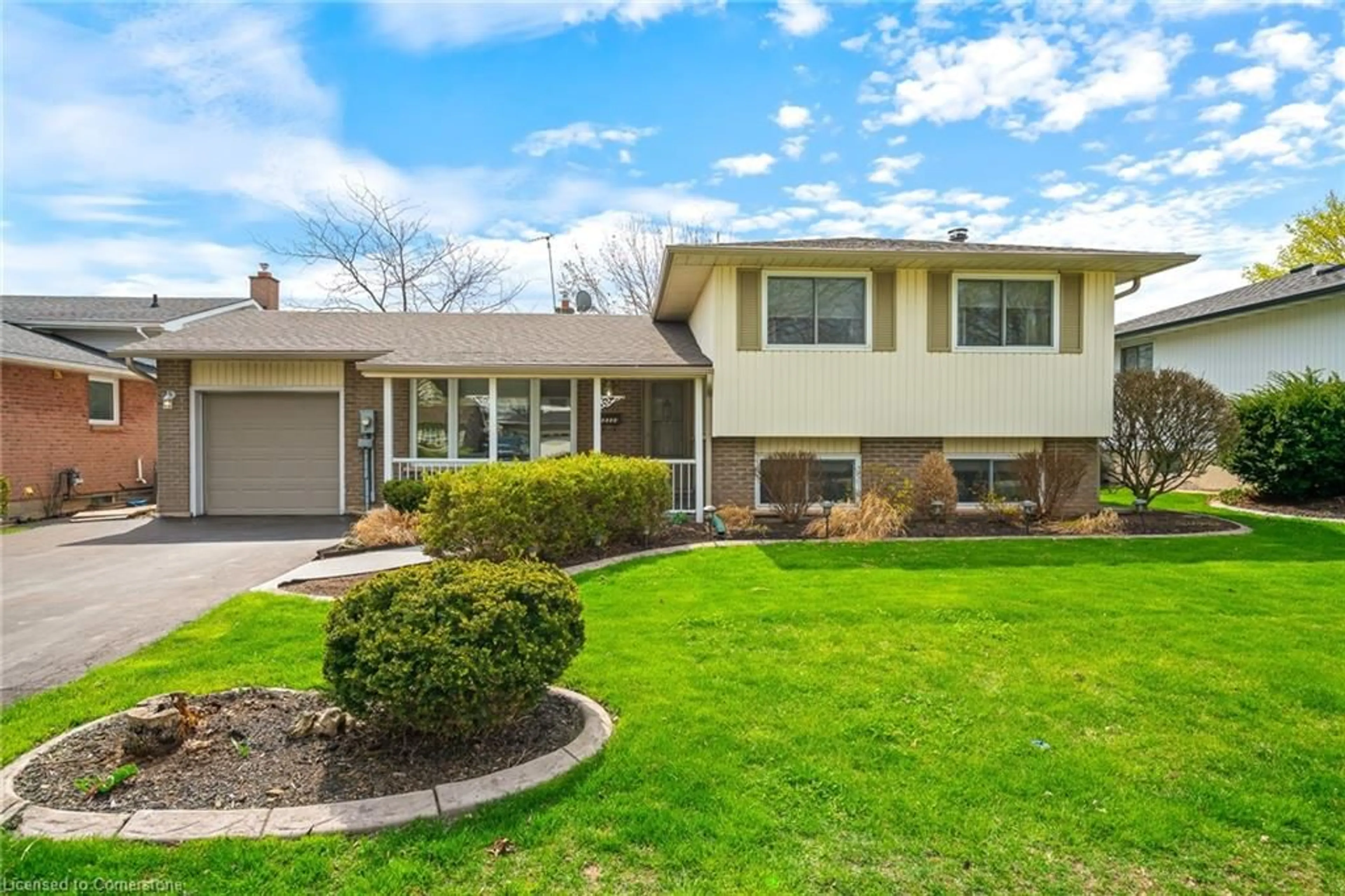 Home with vinyl exterior material, street for 5066 Friesen Blvd, Lincoln Ontario L0R 1B5