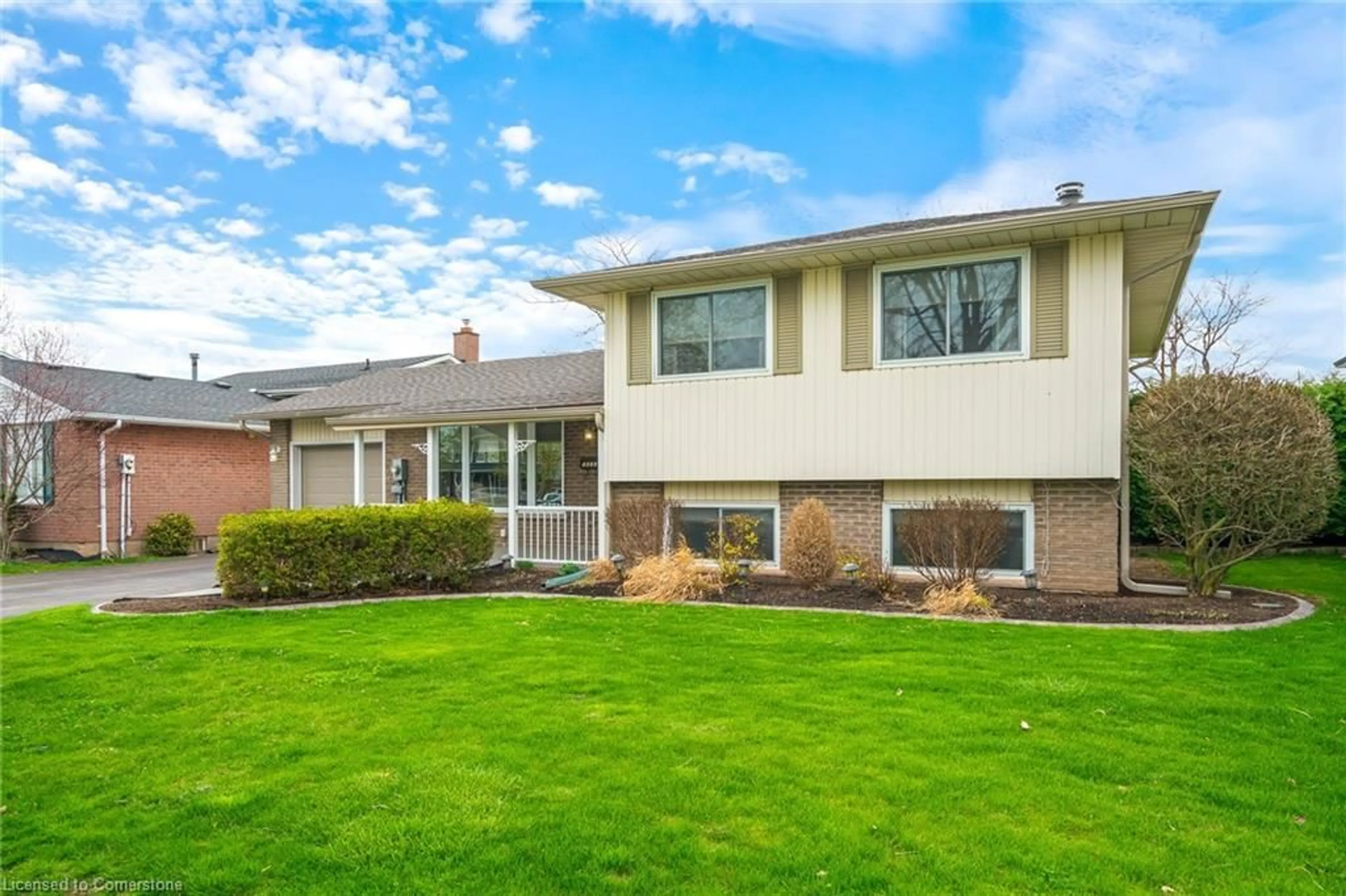 Home with vinyl exterior material, street for 5066 Friesen Blvd, Lincoln Ontario L0R 1B5