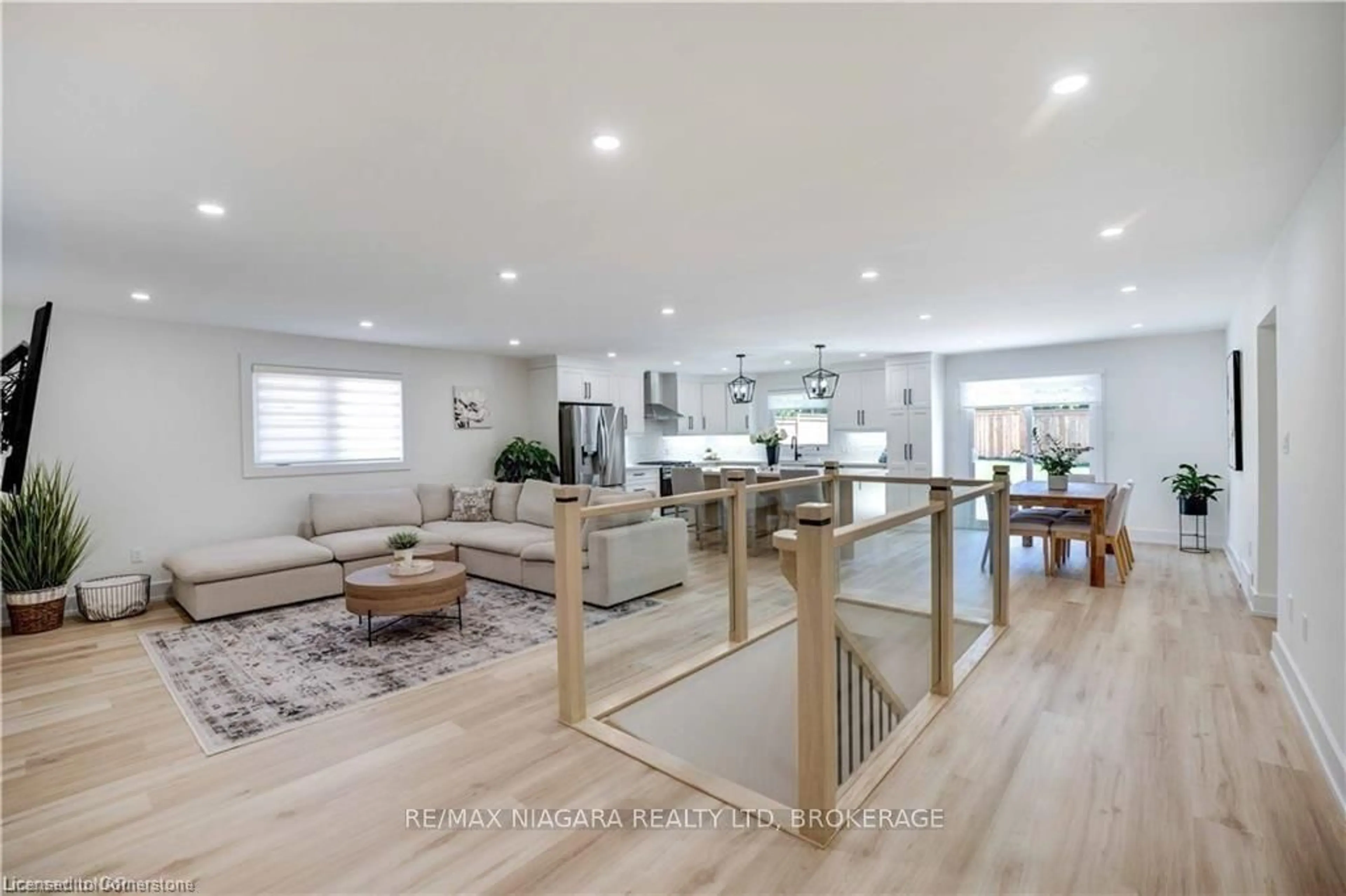 Open concept kitchen, wood/laminate floor for 42 Berkwood Pl, Fonthill Ontario L0S 1E2