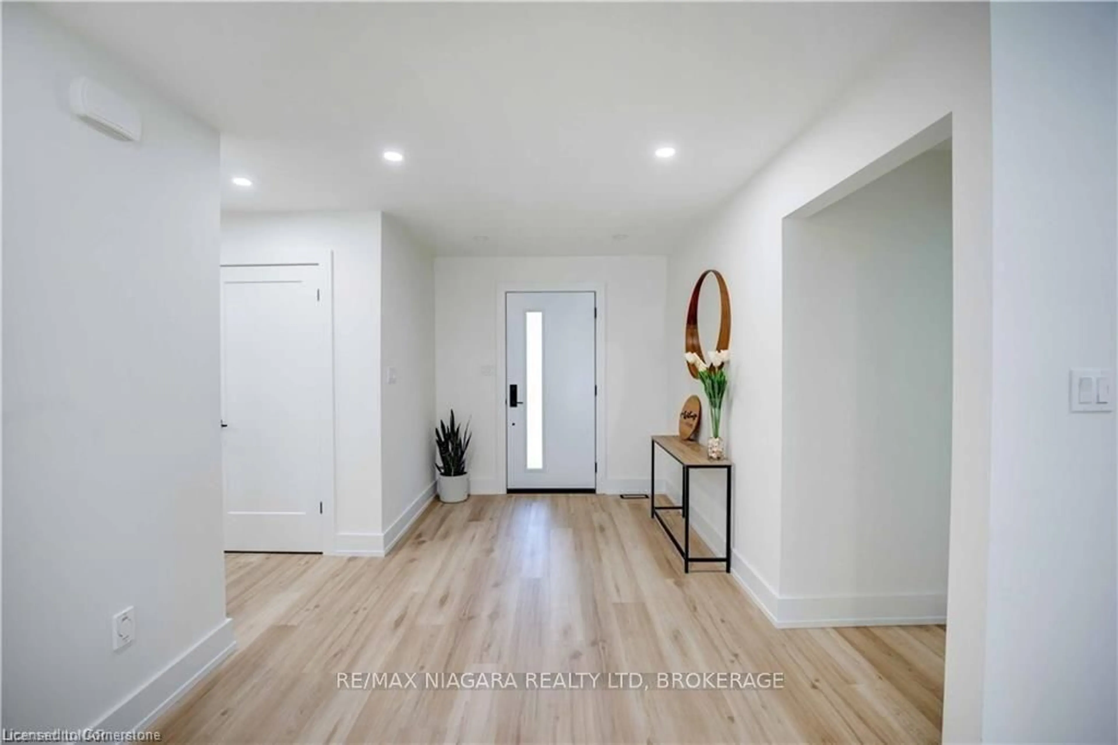Indoor entryway for 42 Berkwood Pl, Fonthill Ontario L0S 1E2
