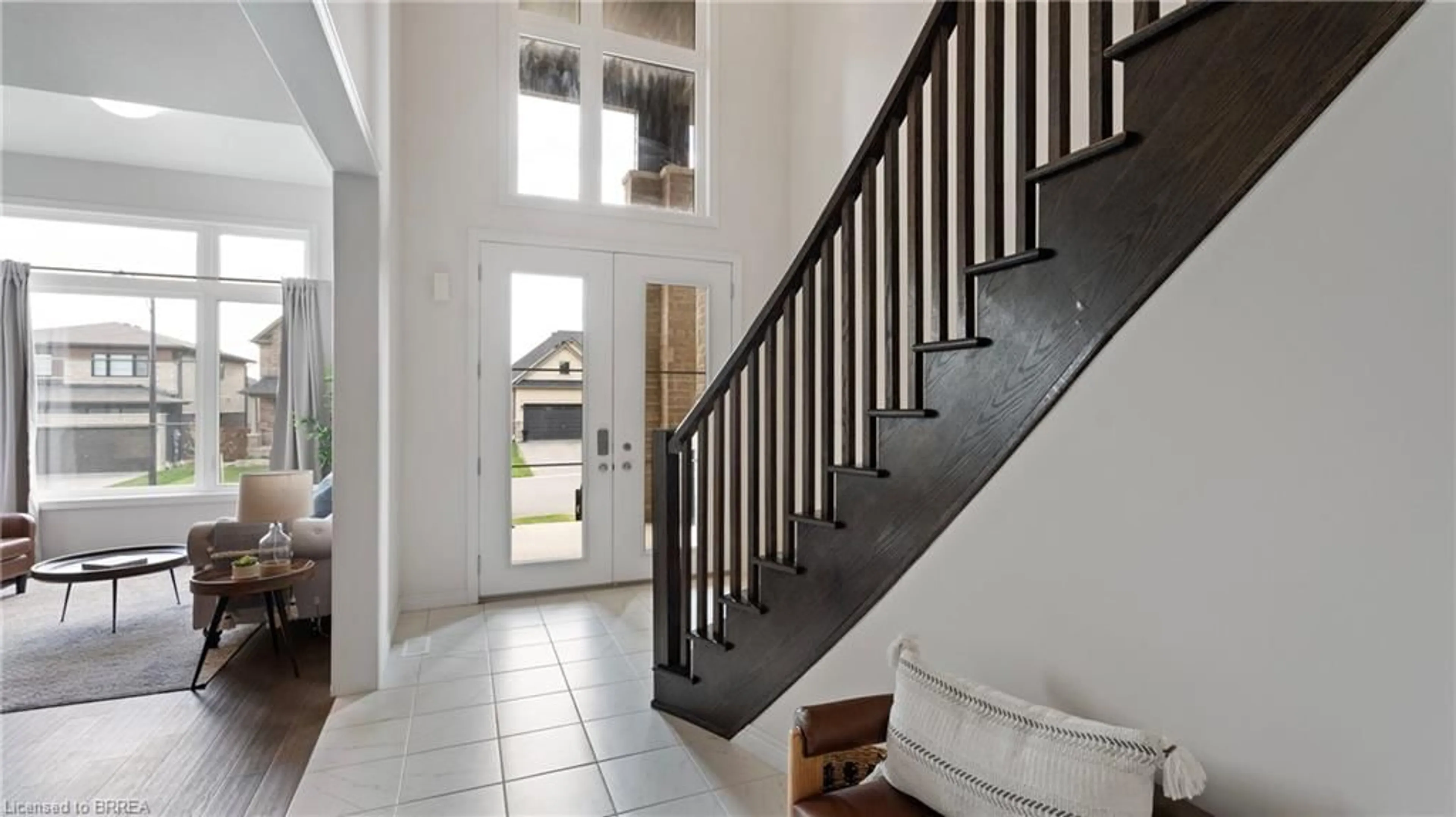 Indoor entryway for 10 Mcgovern Lane, Paris Ontario N3L 0K3