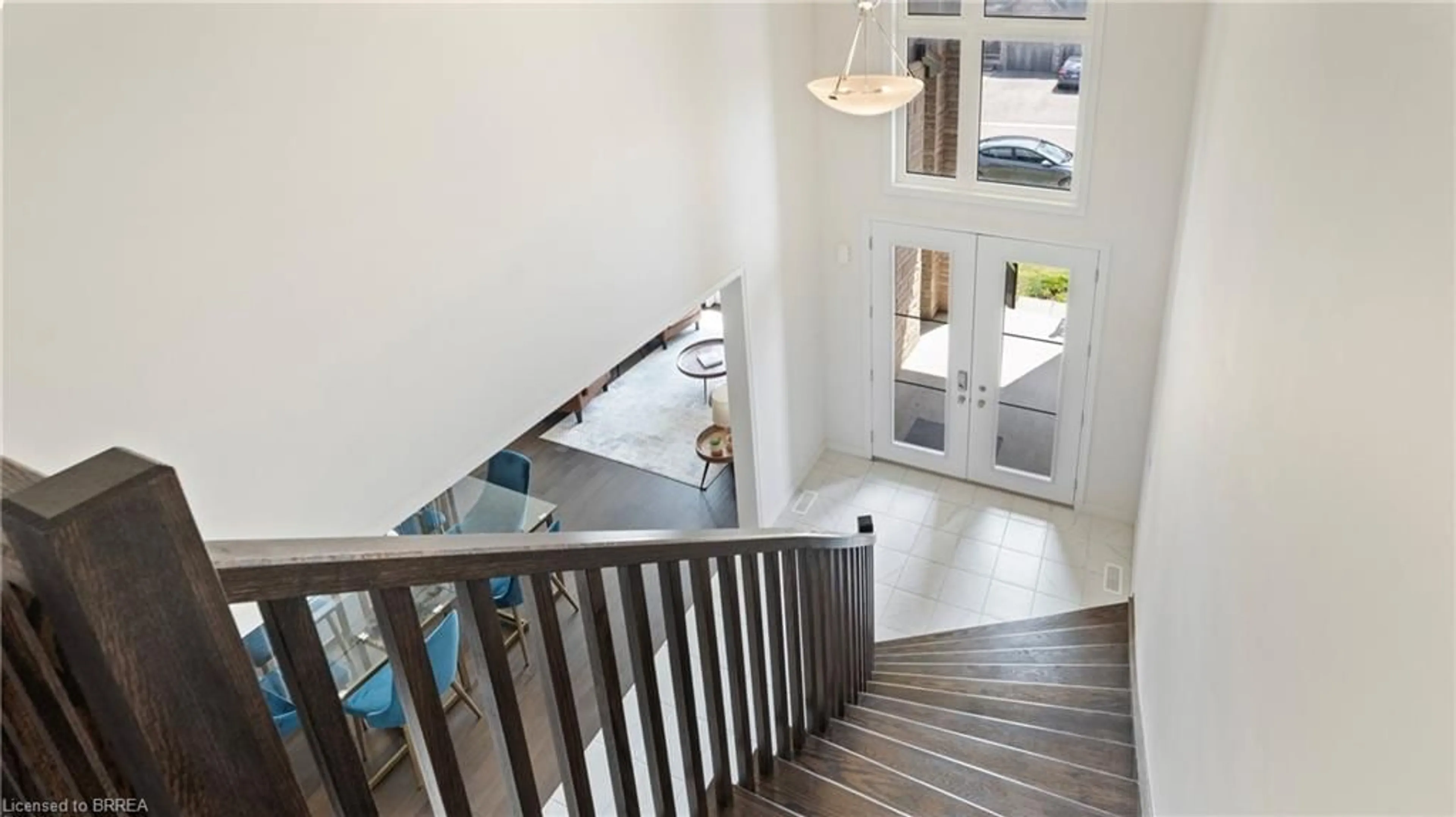 Indoor foyer for 10 Mcgovern Lane, Paris Ontario N3L 0K3