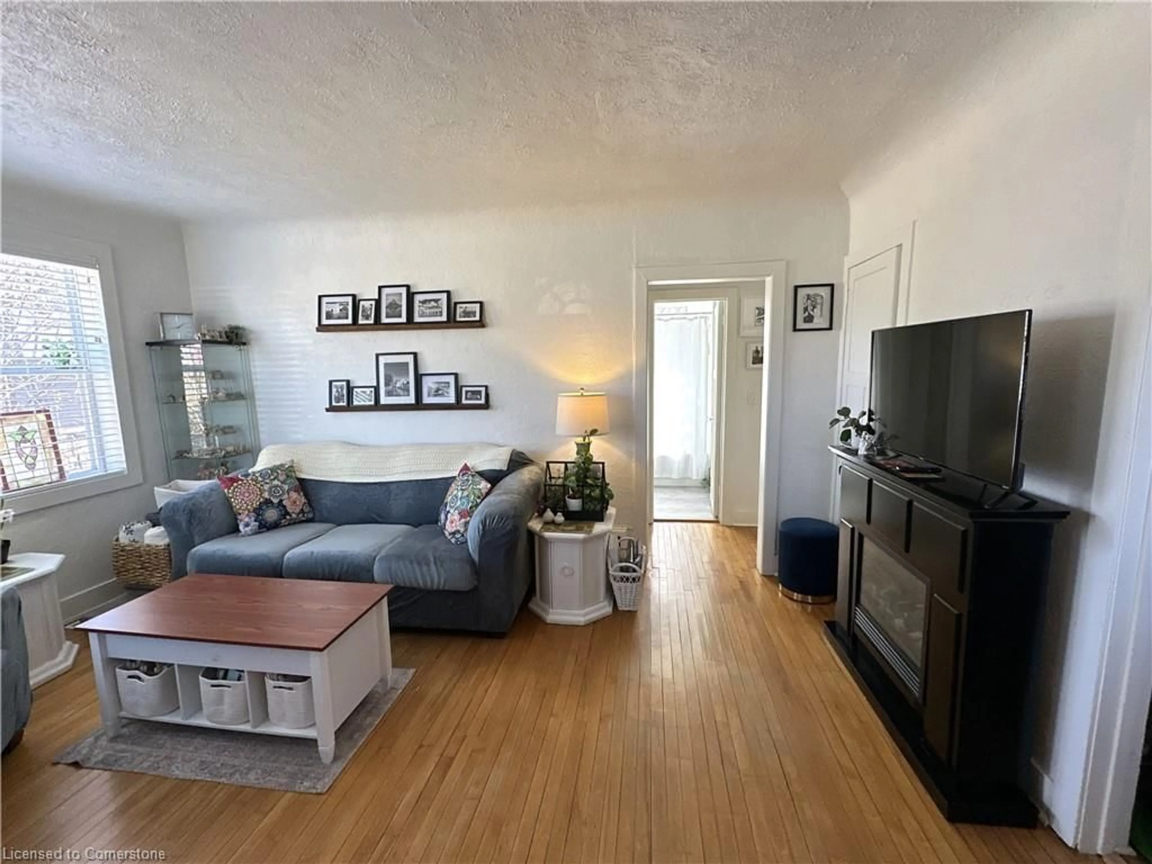 Living room with furniture, wood/laminate floor for 78 Queensway Dr, Simcoe Ontario N3Y 4M6
