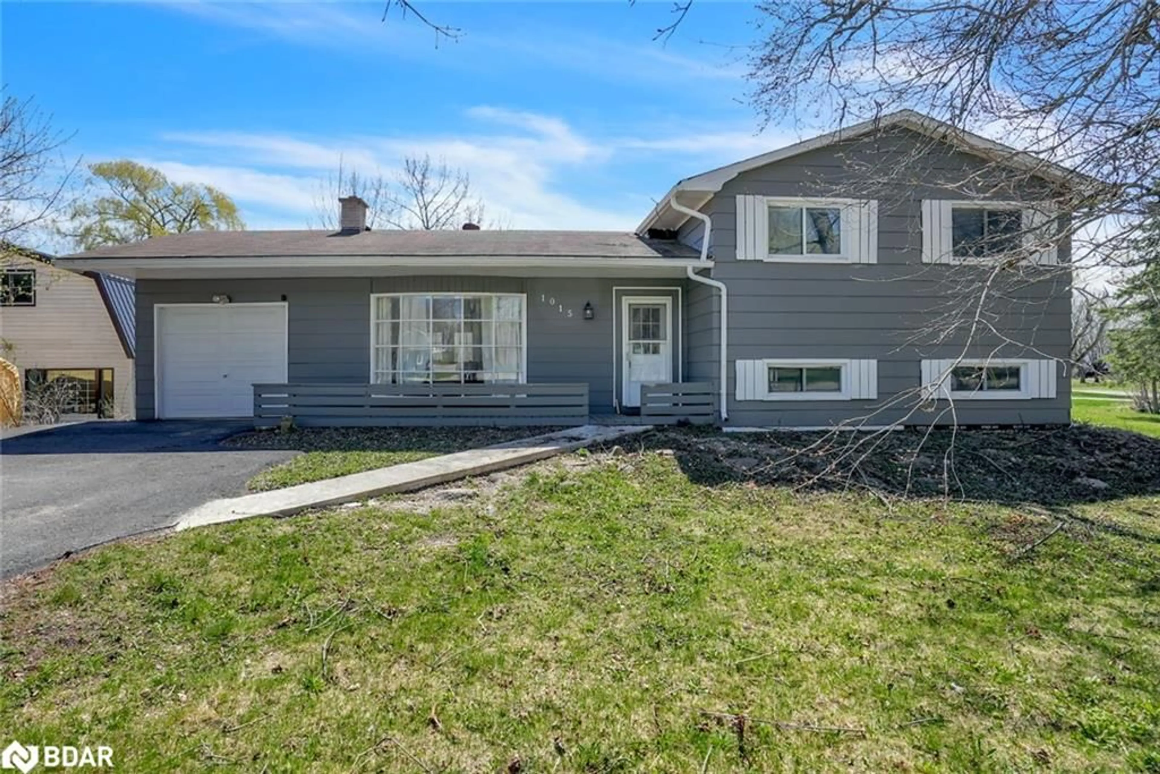 Home with vinyl exterior material, street for 1015 Westmount Ave, Innisfil Ontario L9S 1T6