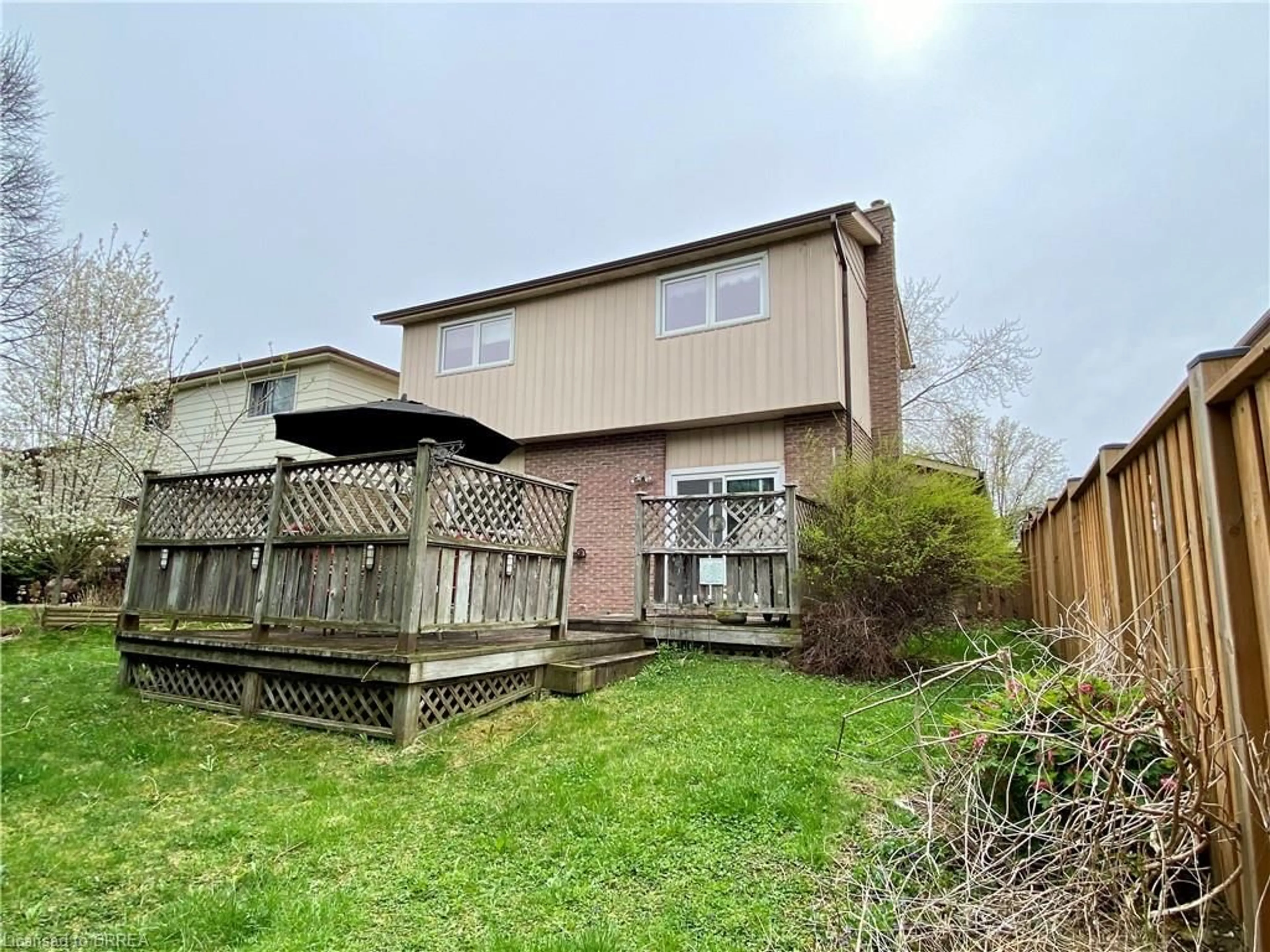 A pic from outside/outdoor area/front of a property/back of a property/a pic from drone, unknown for 14 October Pl, Brantford Ontario N3R 7B4