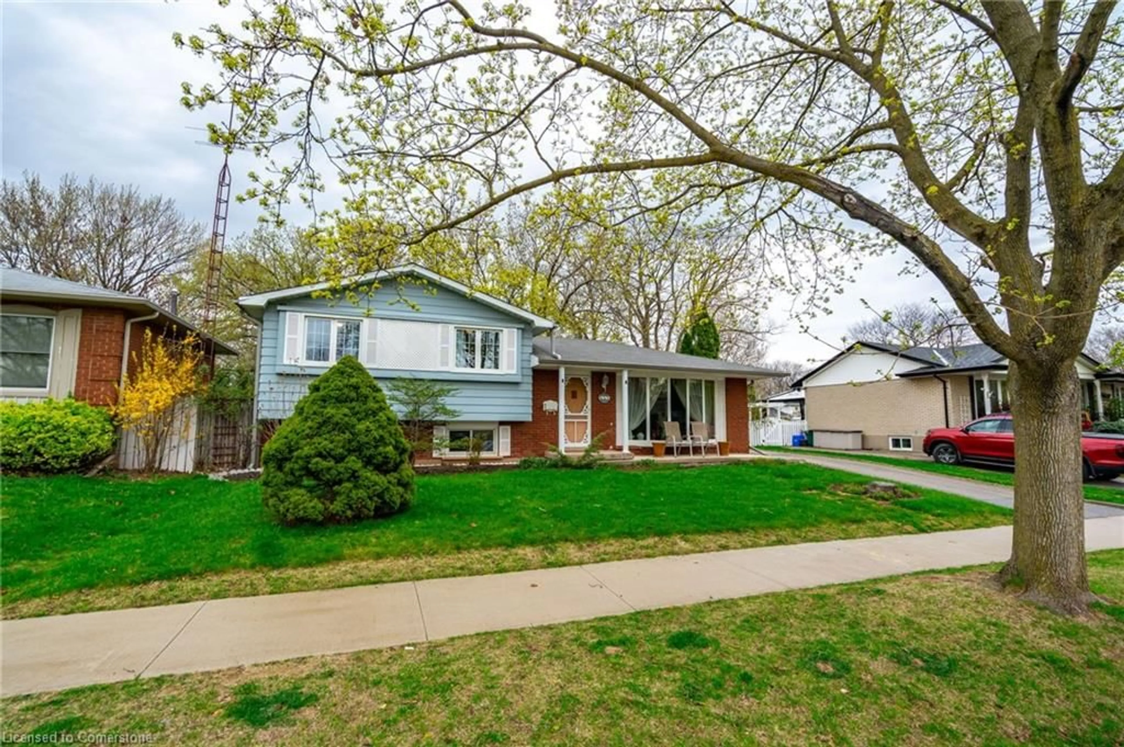 Home with vinyl exterior material, street for 611 Woodview Rd, Burlington Ontario L7M 3V2