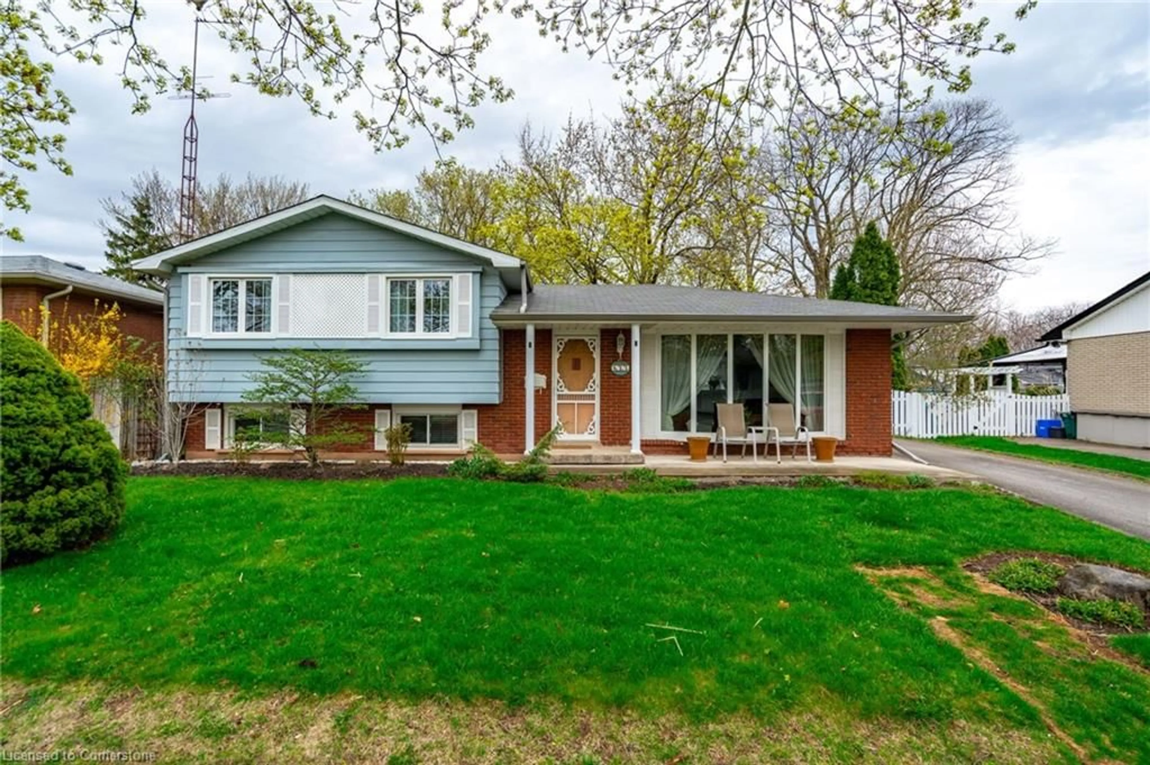 Home with brick exterior material, street for 611 Woodview Rd, Burlington Ontario L7M 3V2