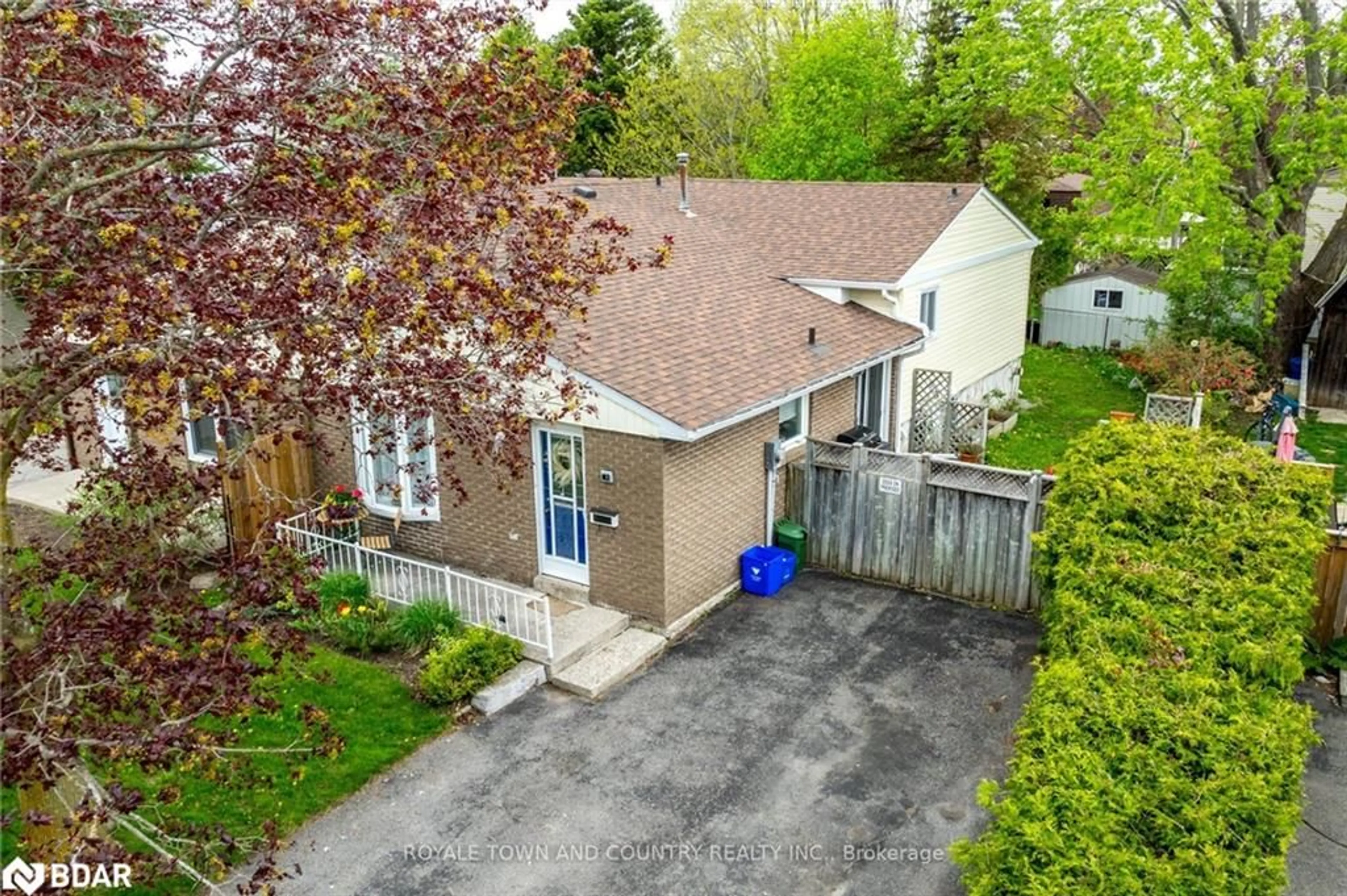 A pic from outside/outdoor area/front of a property/back of a property/a pic from drone, street for 82 Orchard Park Rd, Lindsay Ontario K9V 4V9