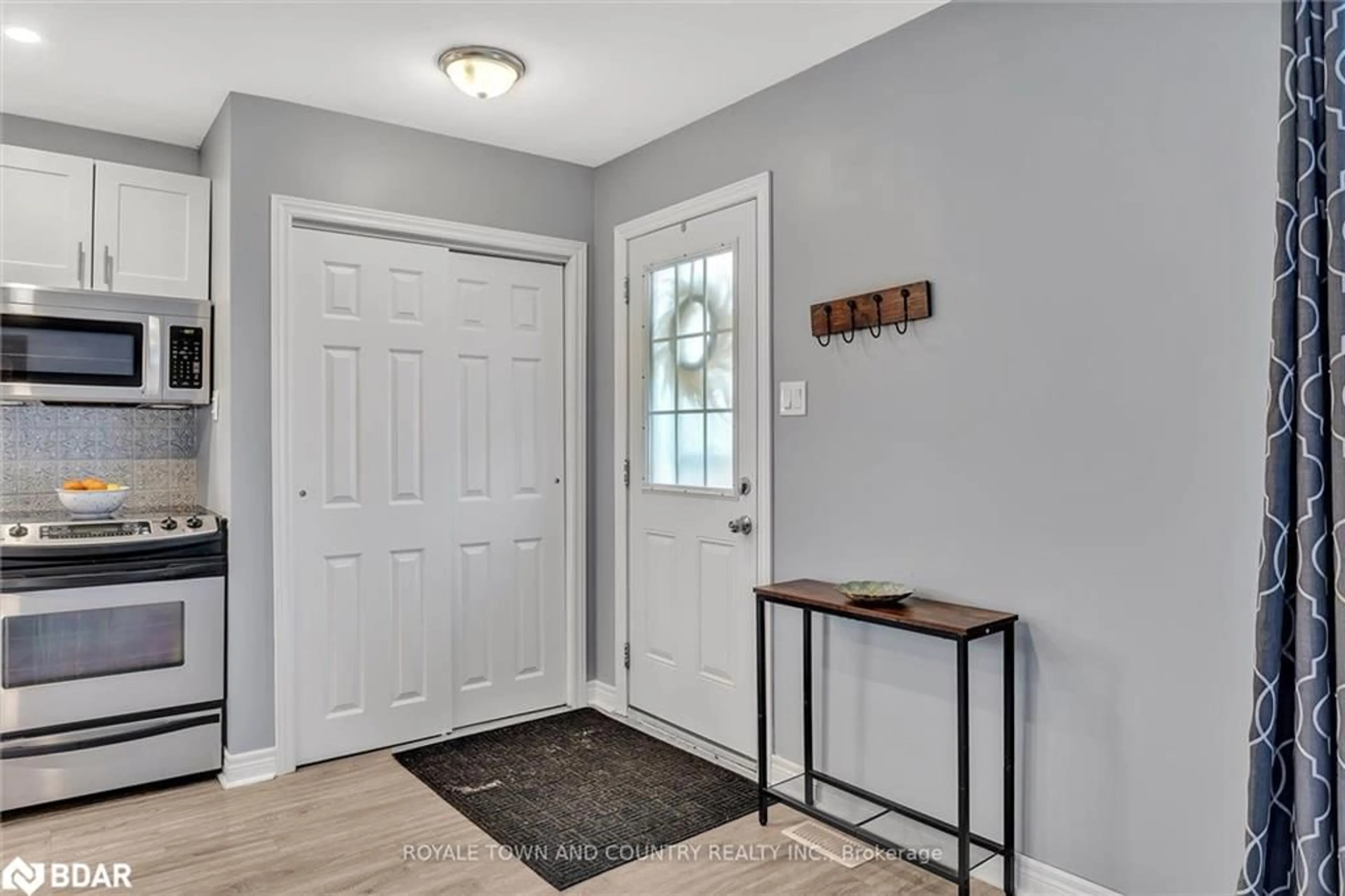 Indoor entryway for 82 Orchard Park Rd, Lindsay Ontario K9V 4V9