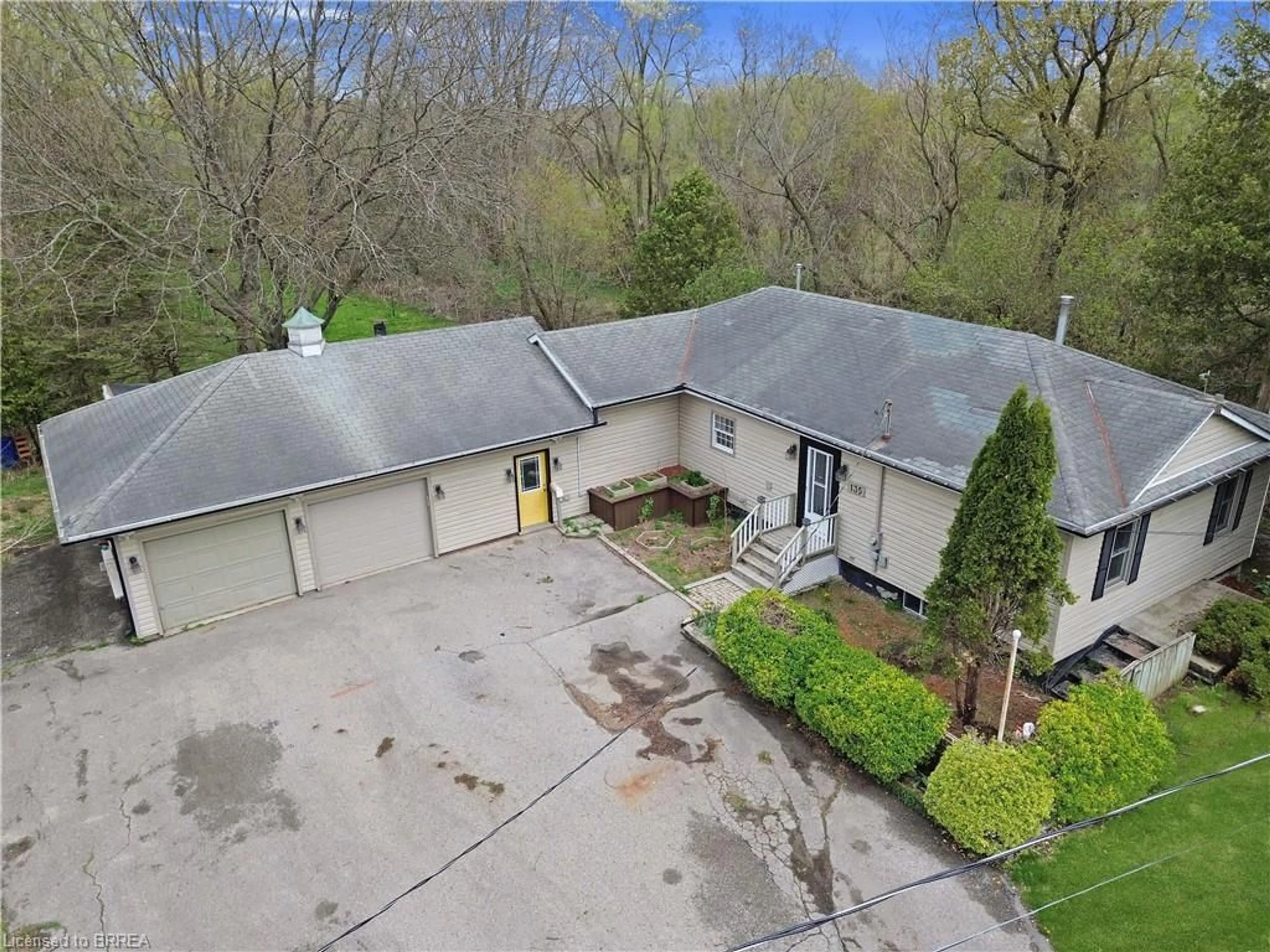 A pic from outside/outdoor area/front of a property/back of a property/a pic from drone, street for 135 Birkett Lane, Brantford Ontario N3T 5L9
