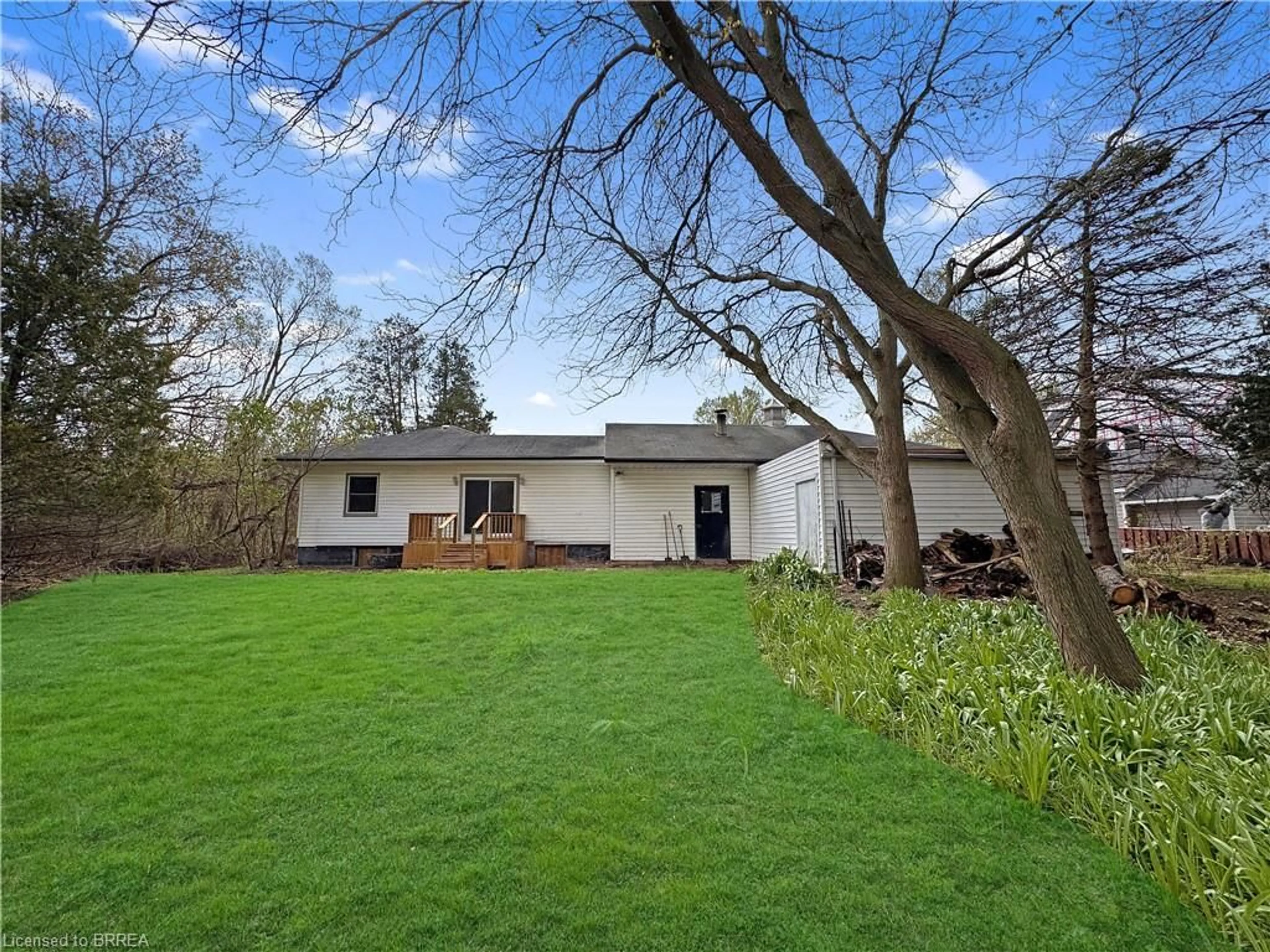 A pic from outside/outdoor area/front of a property/back of a property/a pic from drone, unknown for 135 Birkett Lane, Brantford Ontario N3T 5L9