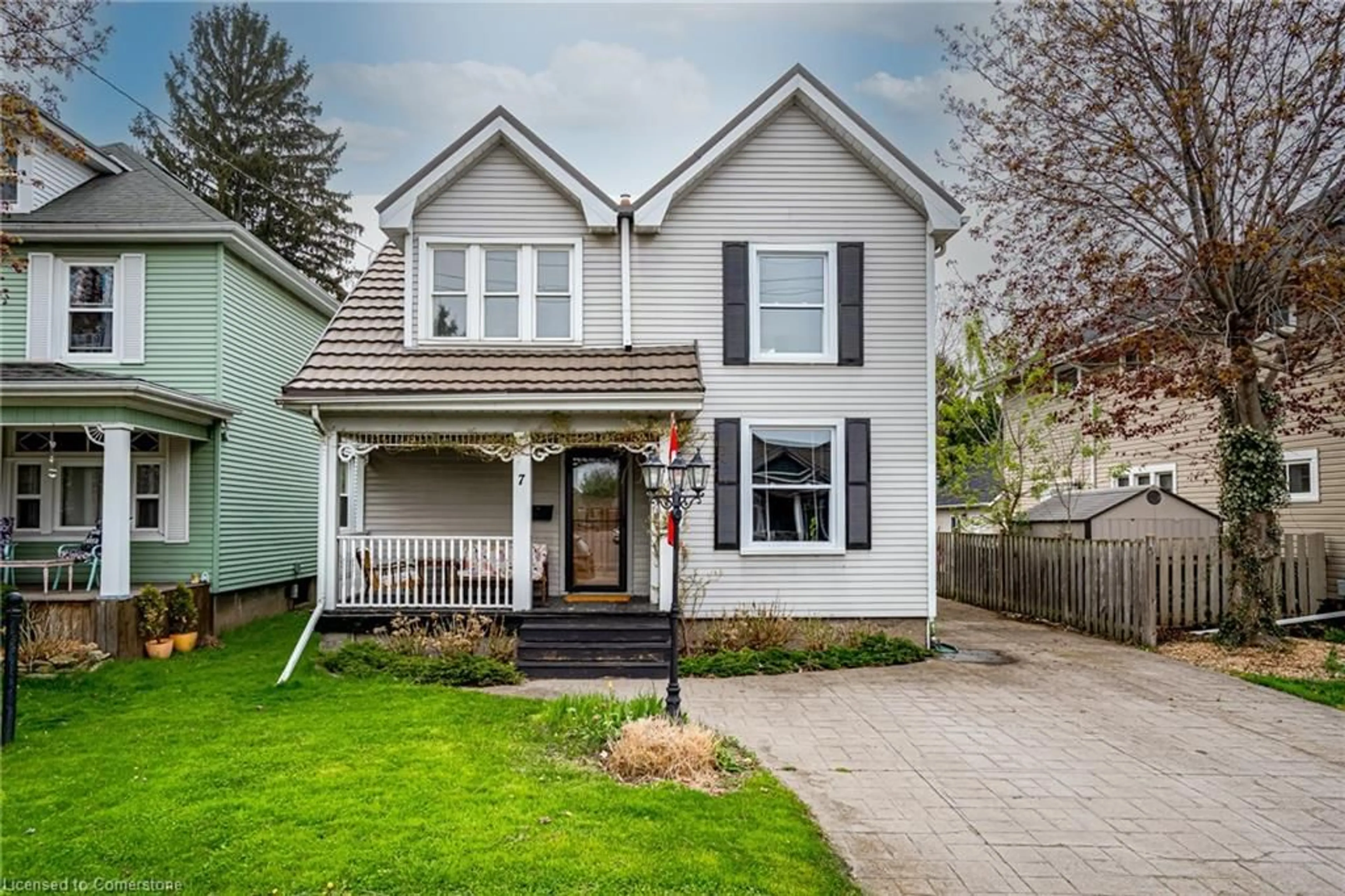 Home with vinyl exterior material, street for 7 Nelles Rd, Grimsby Ontario L3M 2Z5