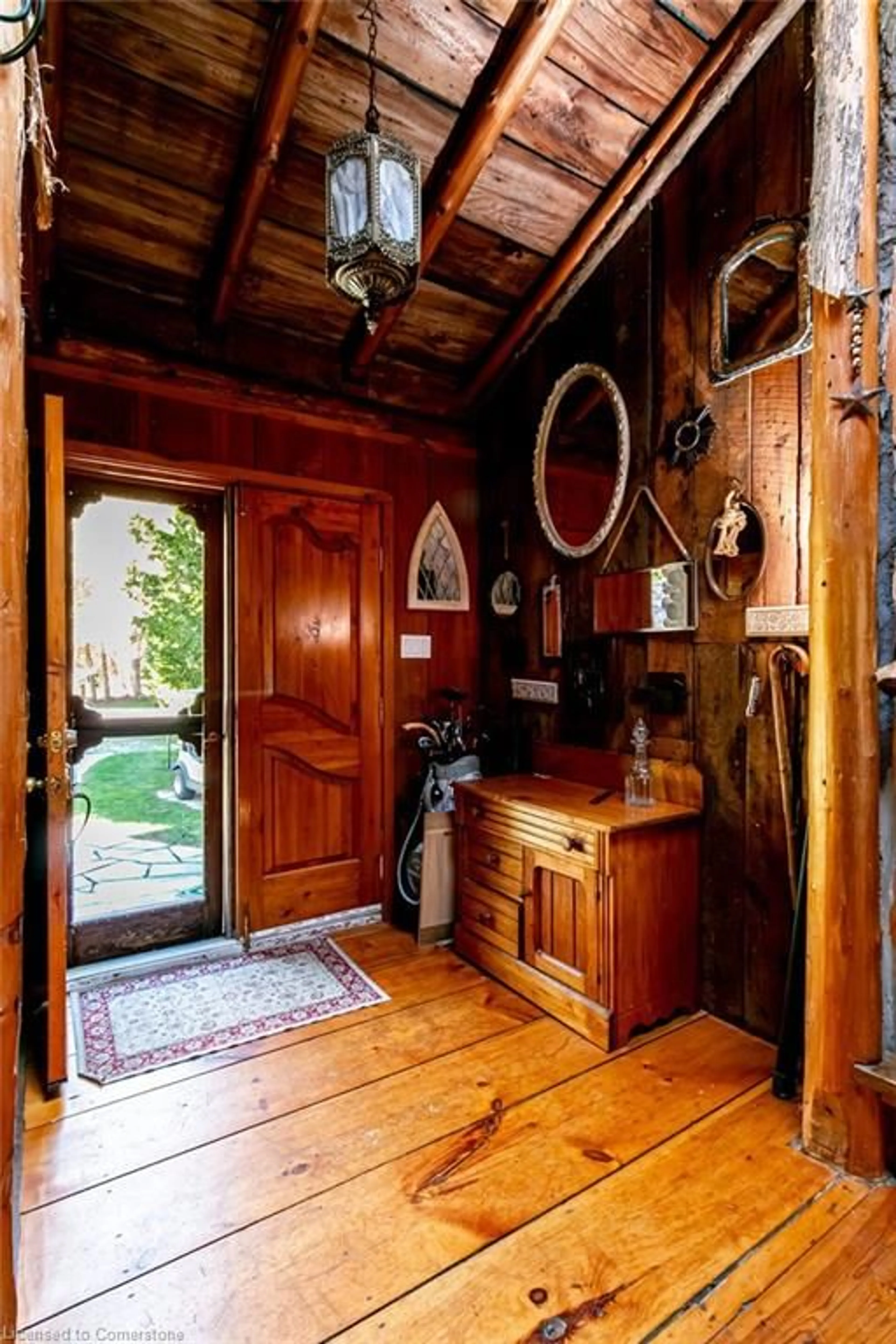 Indoor entryway for 6099 Cedar Grove, Burlington Ontario L7P 0N1
