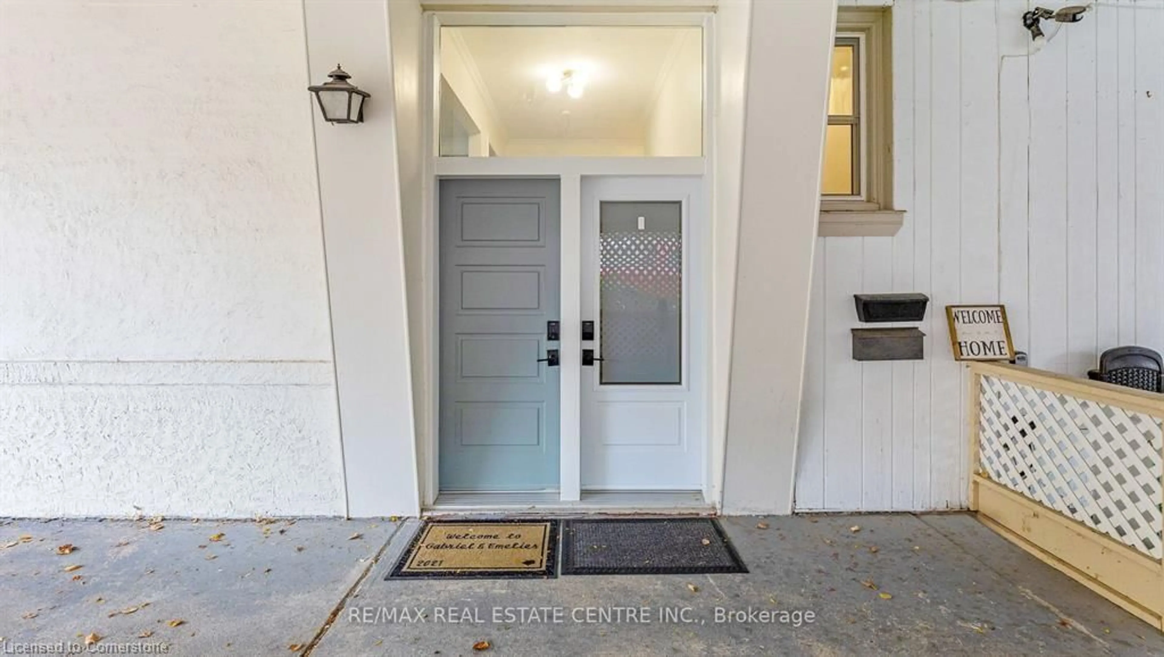 Indoor entryway for 2176 Sunnydale Dr, Burlington Ontario L7P 1E7