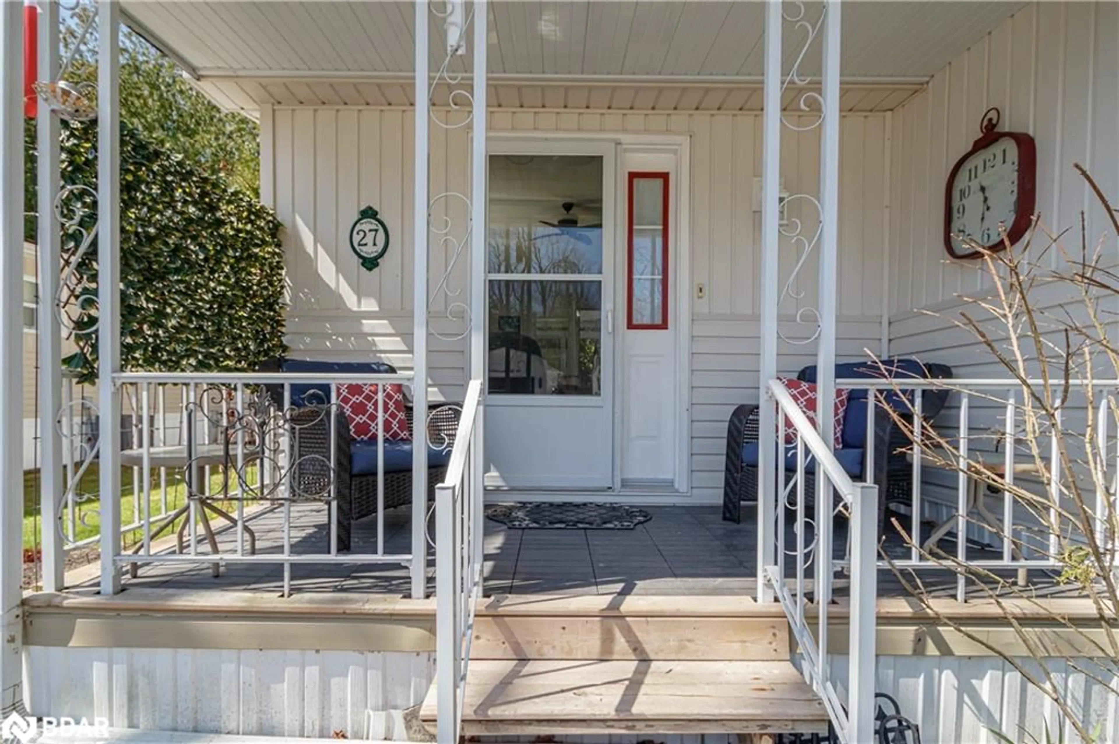 Indoor entryway for 27 The Boardwalk, Wasaga Beach Ontario L9Z 3A8