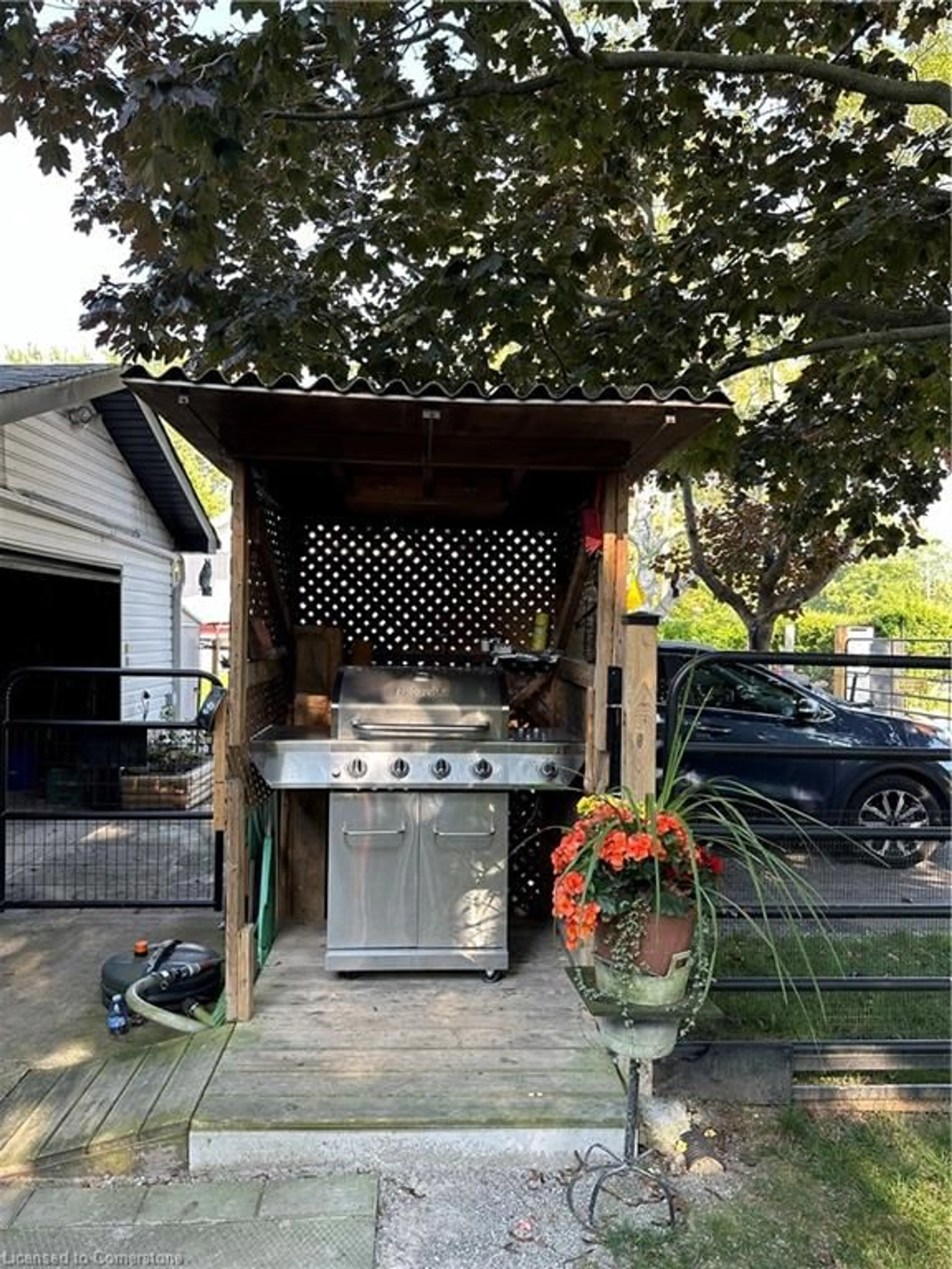Patio, street for 33 Vaughan Dr, Port Dover Ontario N0A 1N3