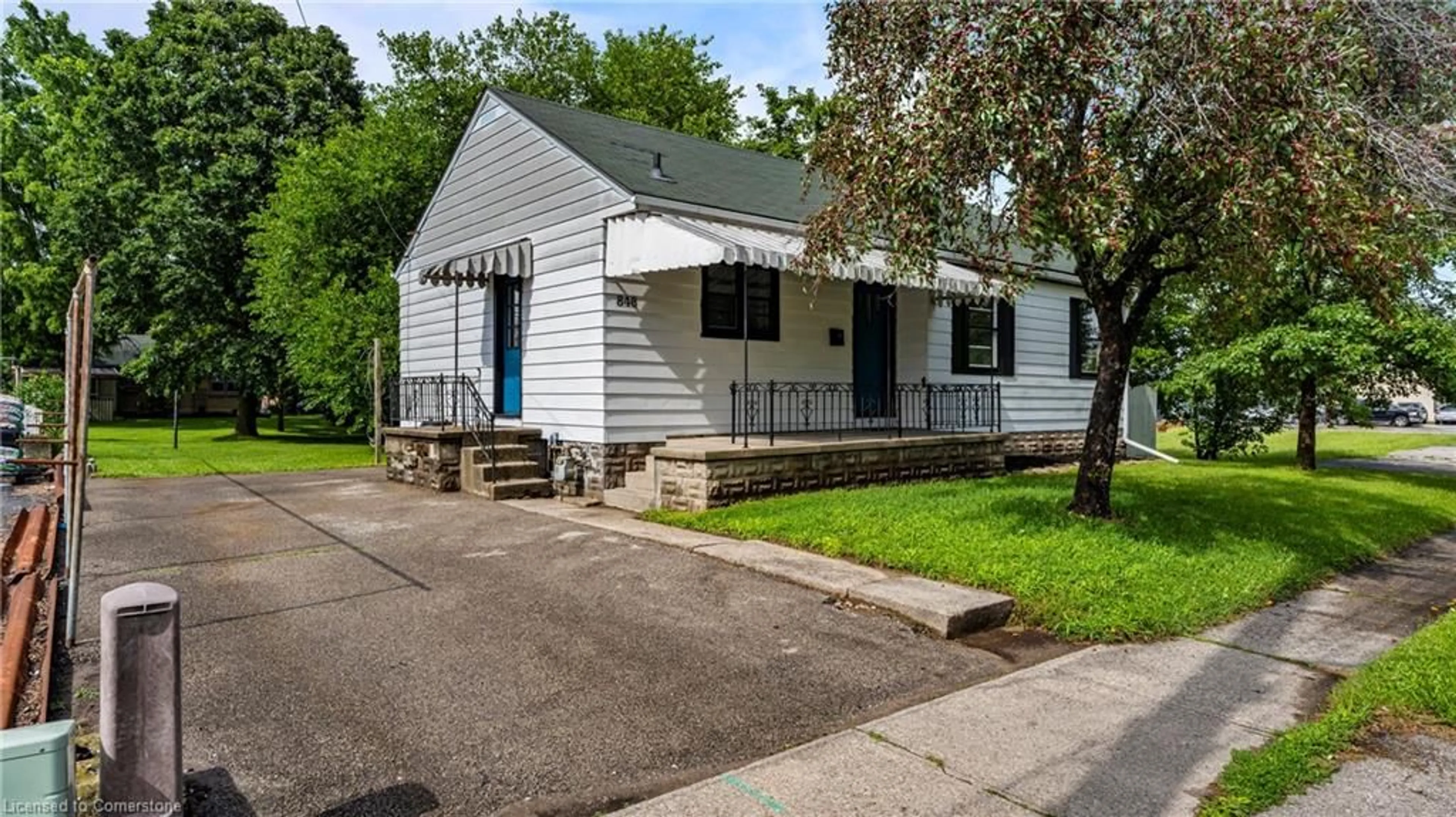 Home with vinyl exterior material, street for 848 Colborne St, Brantford Ontario N3S 3S9