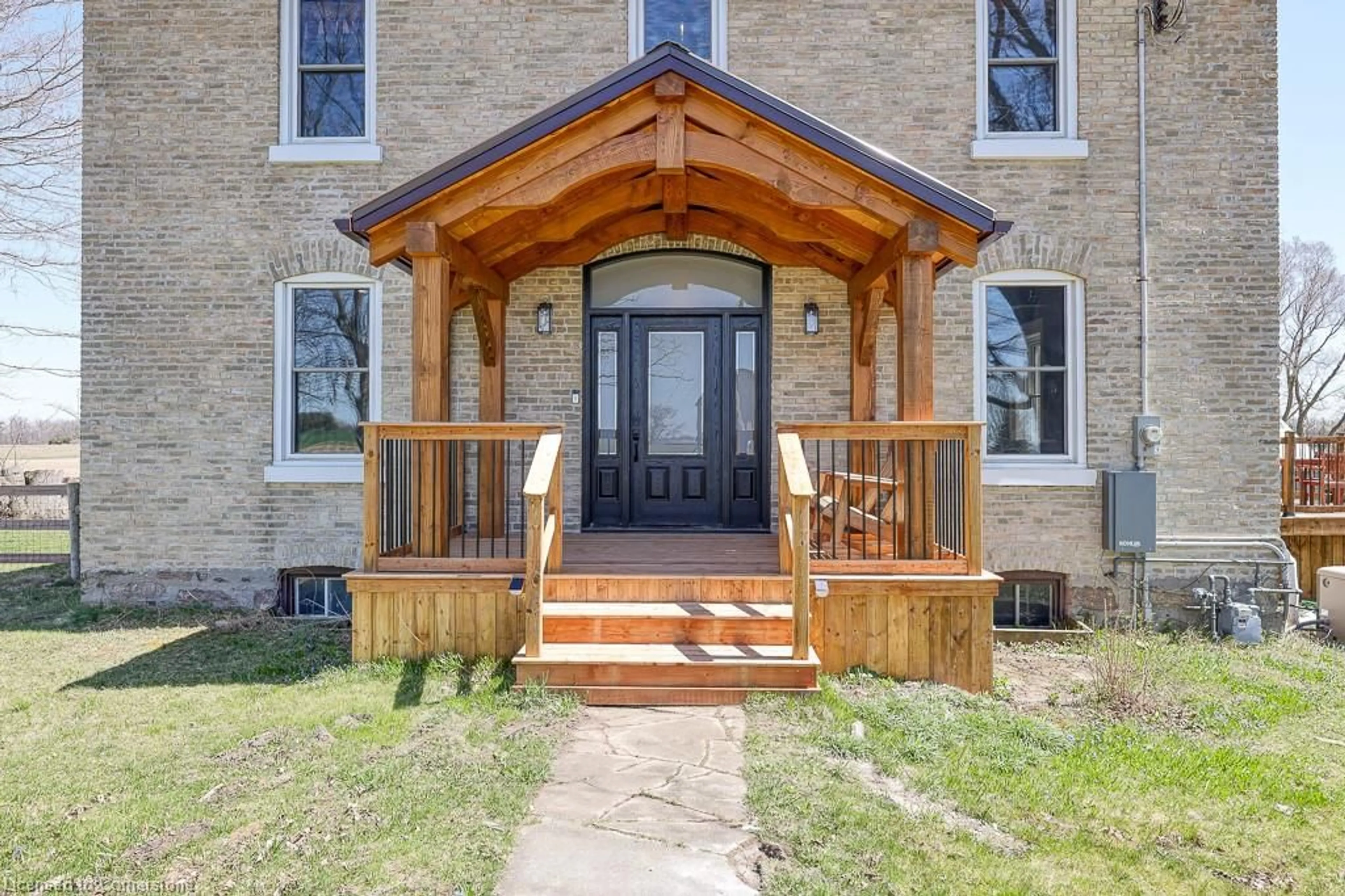 Indoor entryway for 3892 Lewis Rd, Mossley Ontario N0L 1V0