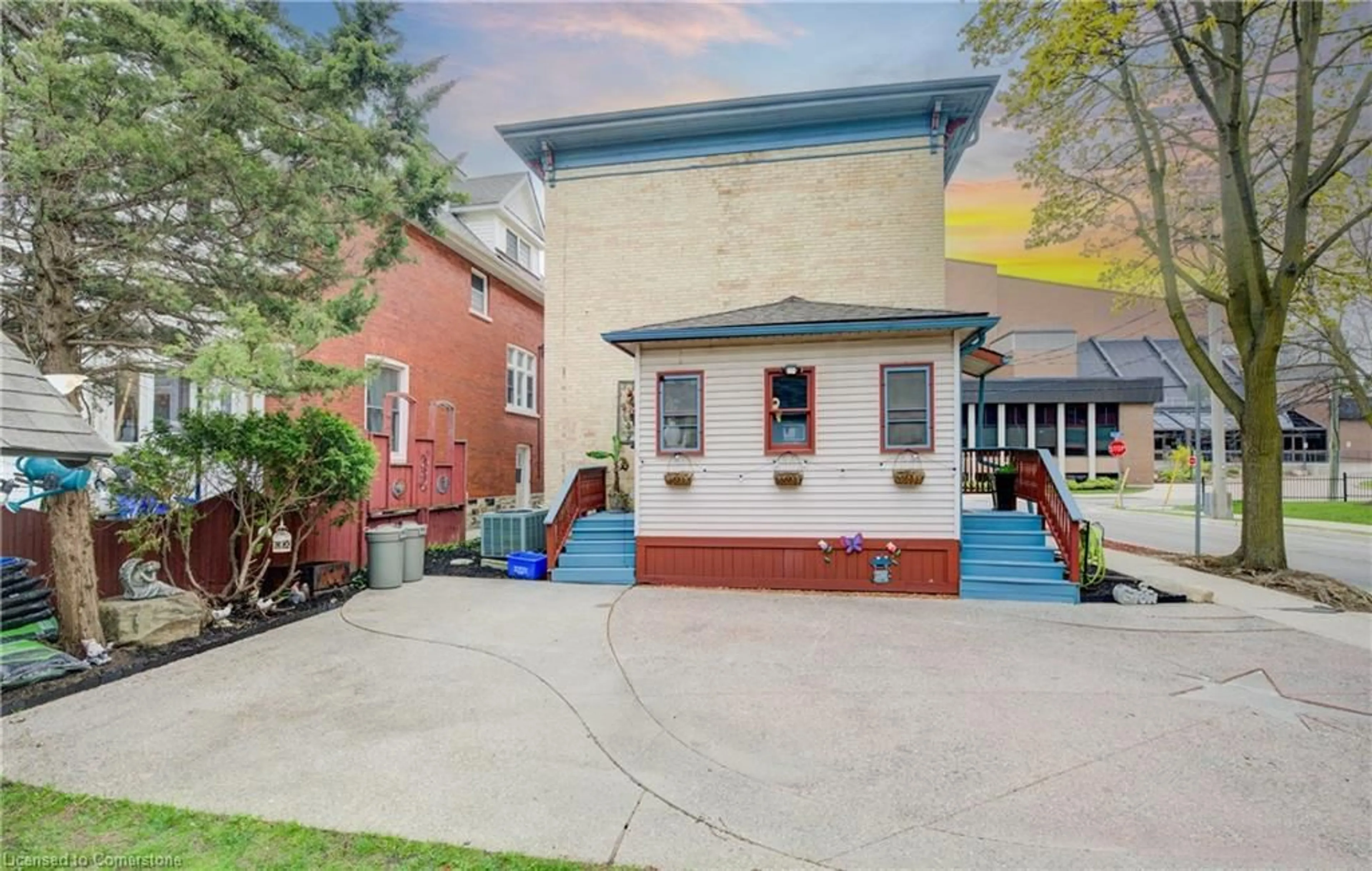 Patio, street for 32 Ellen St, Kitchener Ontario N2H 1L4