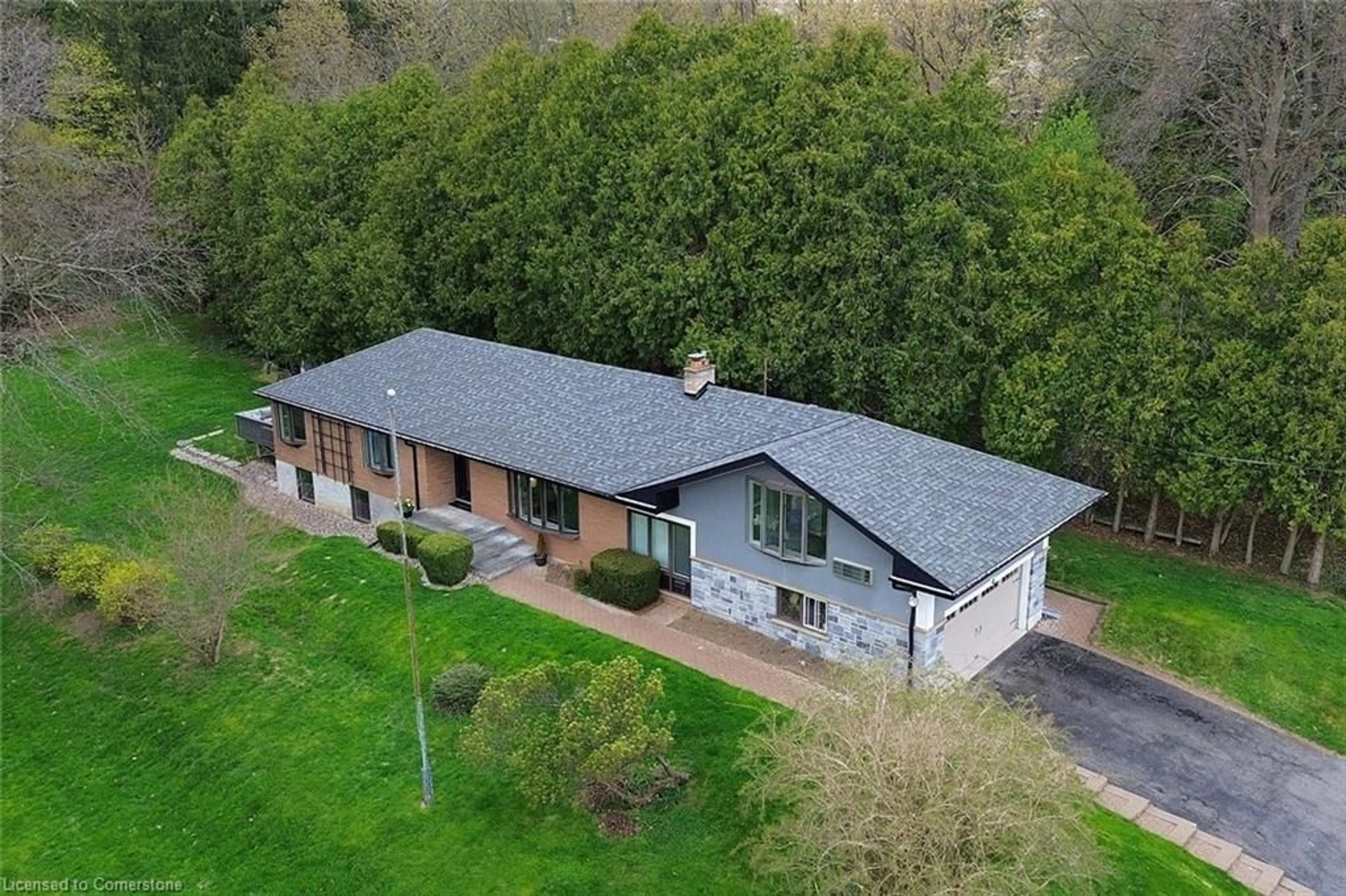 A pic from outside/outdoor area/front of a property/back of a property/a pic from drone, building for 4 Sun Ave, Dundas Ontario L9H 5A5
