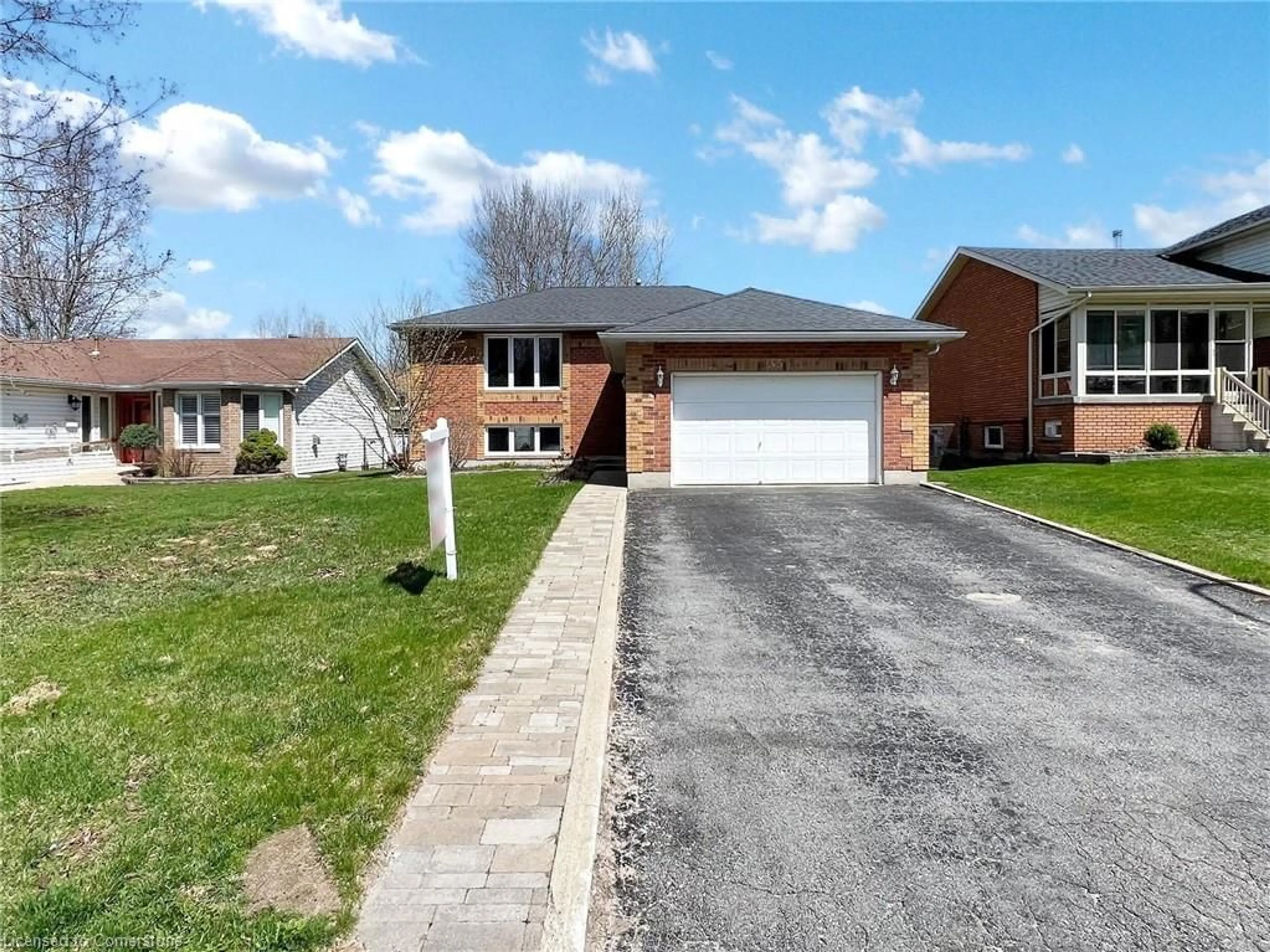 Home with brick exterior material, street for 35 Innisbrook Dr, Wasaga Beach Ontario L9Z 1G2