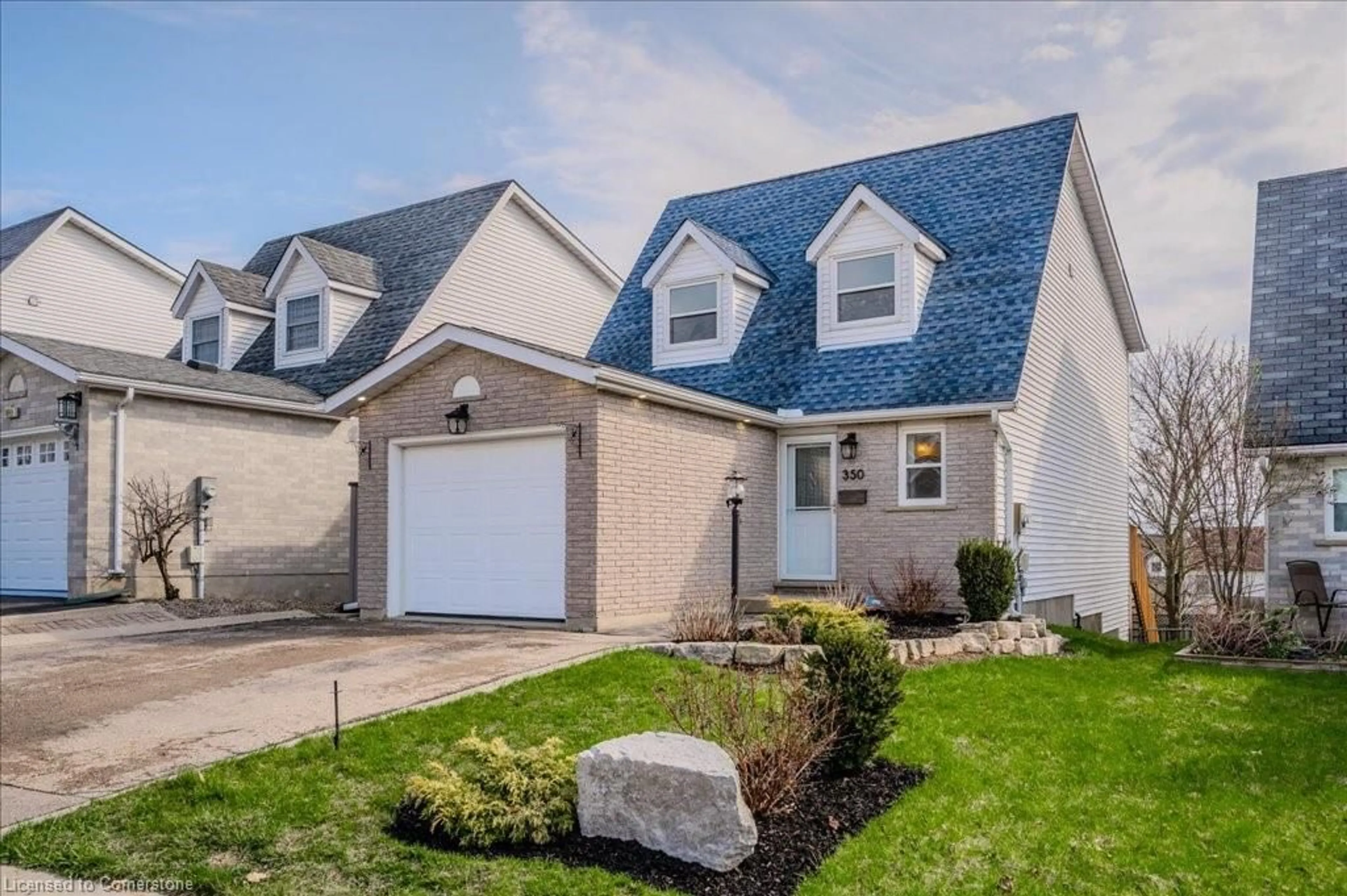 Home with vinyl exterior material, street for 350 Misty Cres, Kitchener Ontario N2B 3V5